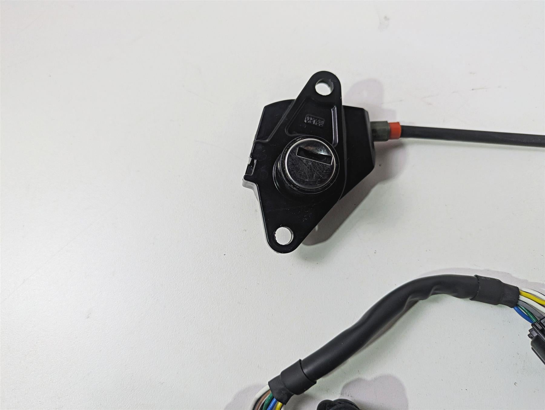 2024 Triumph Street Triple 765 R BT Moto Cdi & Ignition Switch Key Set T1298885 {{ shop.shopifyCountryName }} - Mototech271