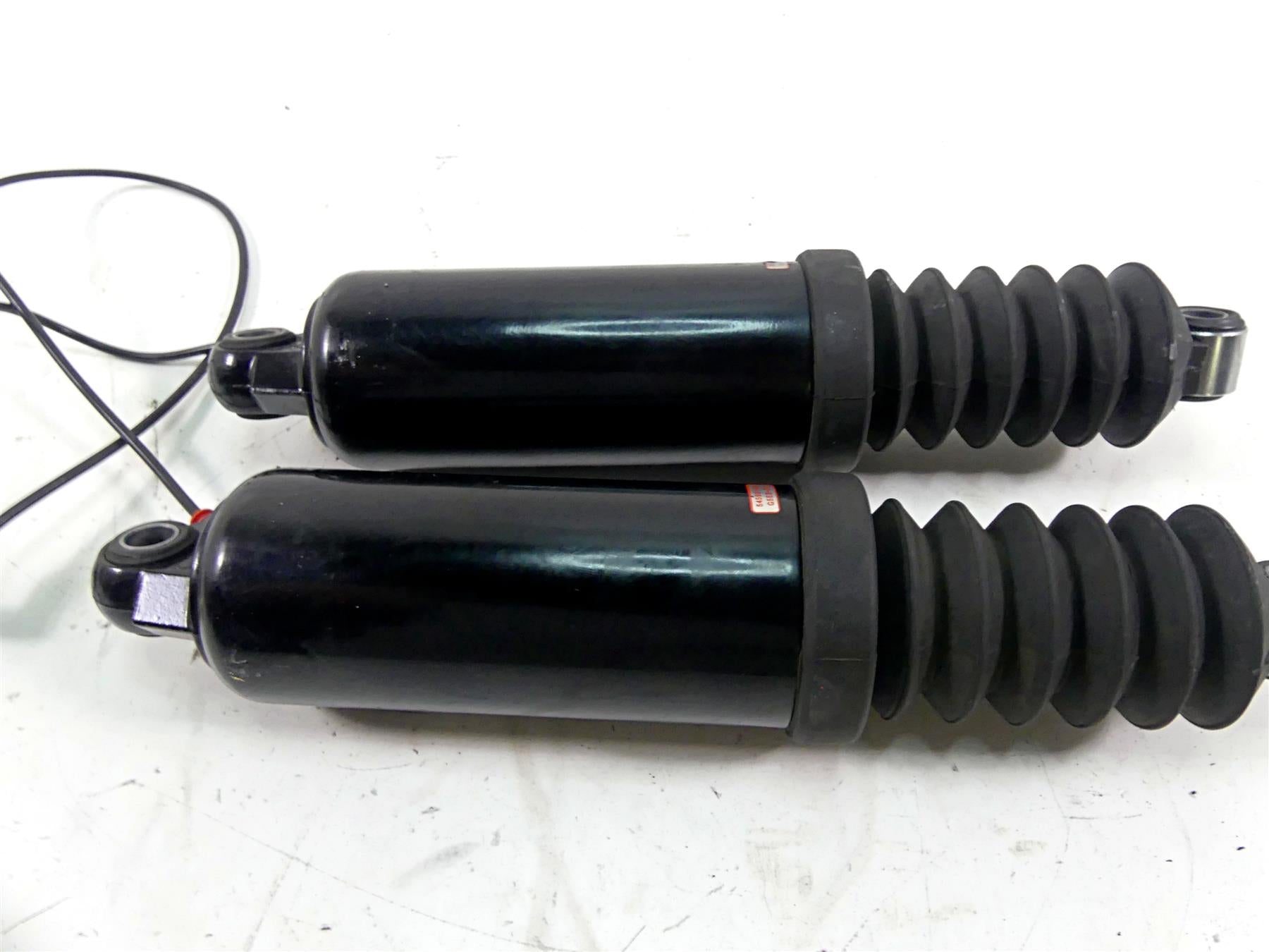 2006 Harley Touring FLHTCU SE E-Glide Rear 13" Air Shock Damper Set 54565-09 {{ shop.shopifyCountryName }} - Mototech271