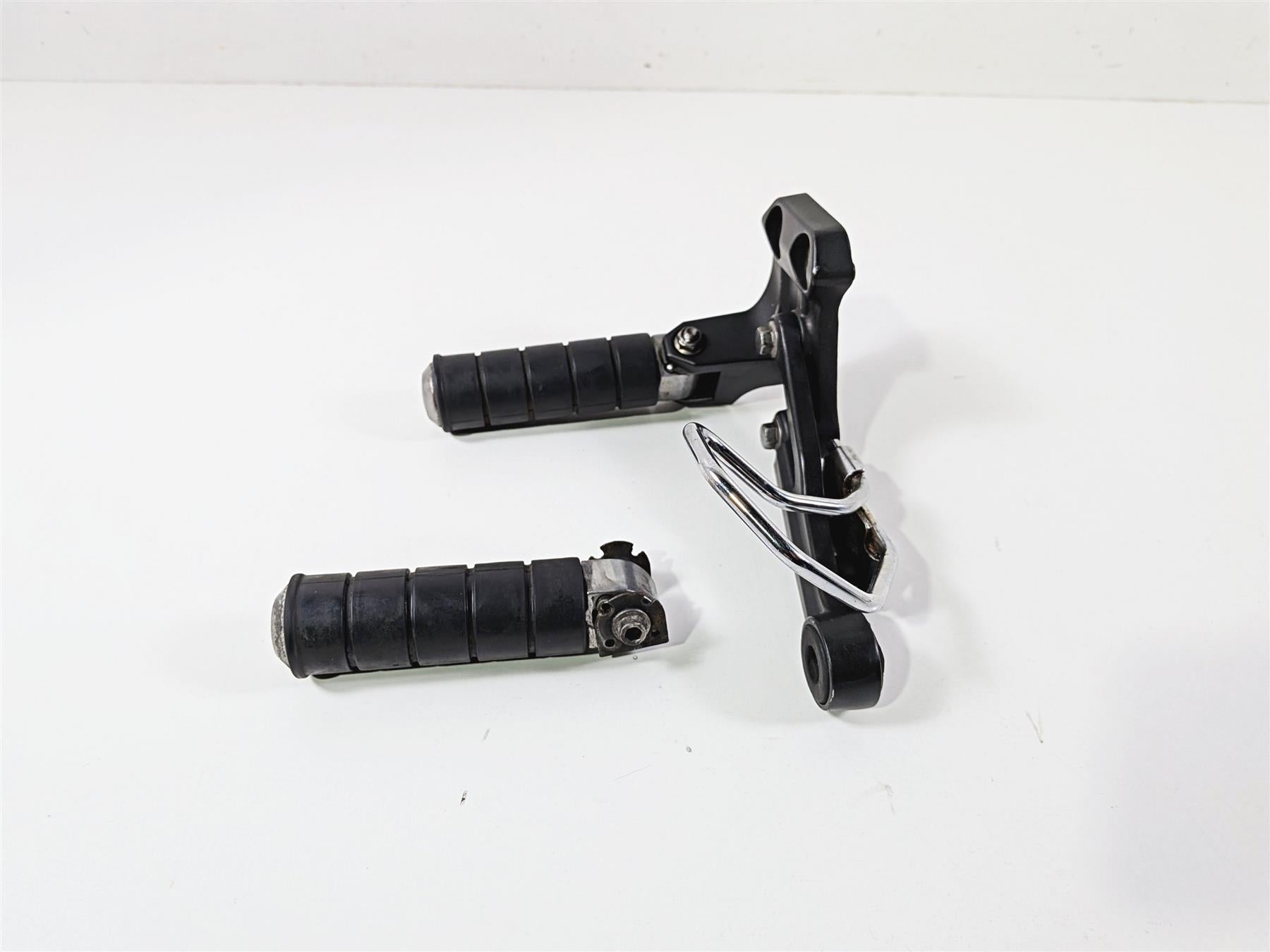 2012 Yamaha XV1900 Raider S Right Rear Passenger Footpeg & Mount 5C7-27440-00-00 {{ shop.shopifyCountryName }} - Mototech271