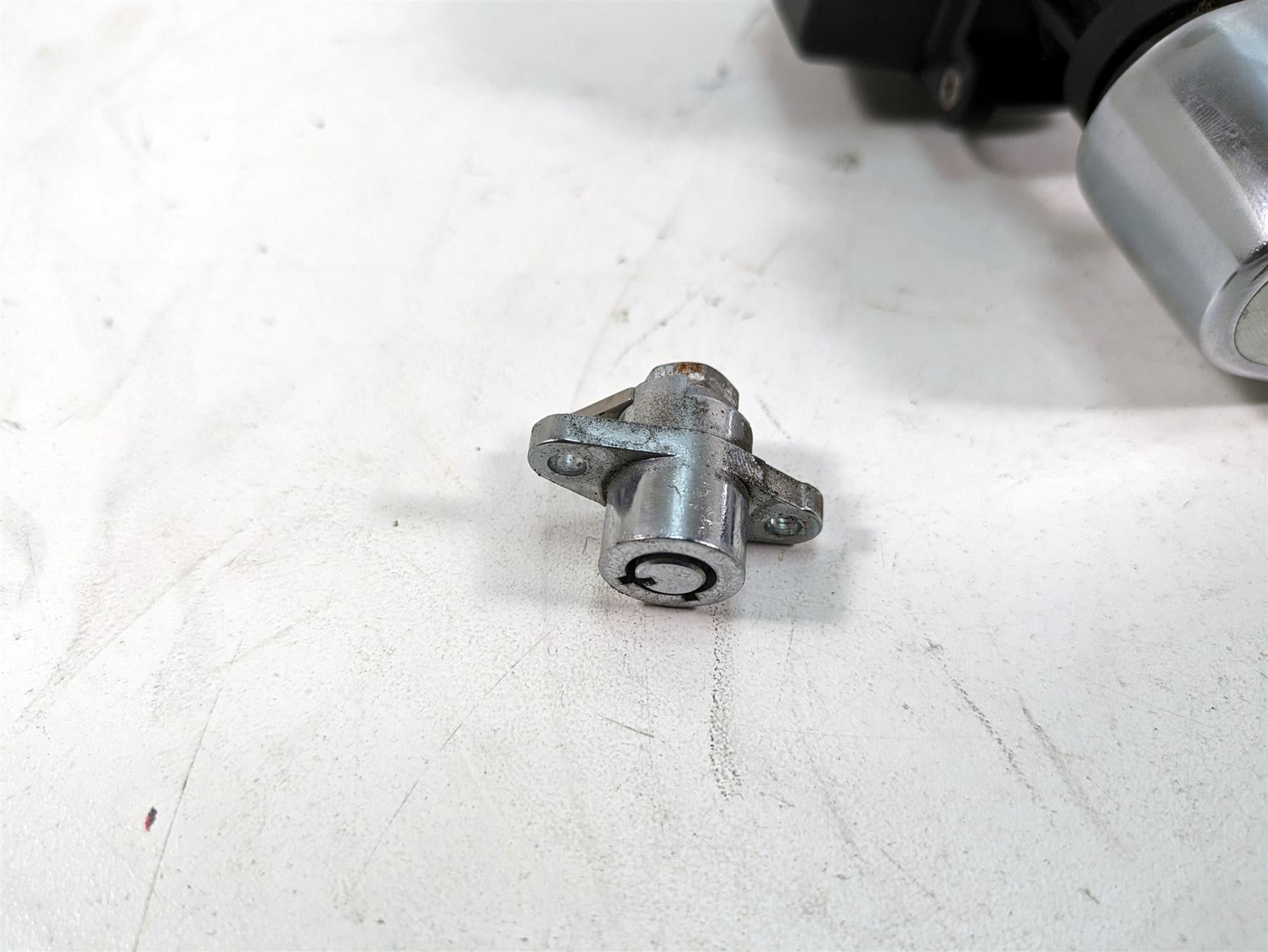 2006 Harley Touring FLHTCUI Electra Glide Ignition Switch Key Lock Set 71572-06 {{ shop.shopifyCountryName }} - Mototech271