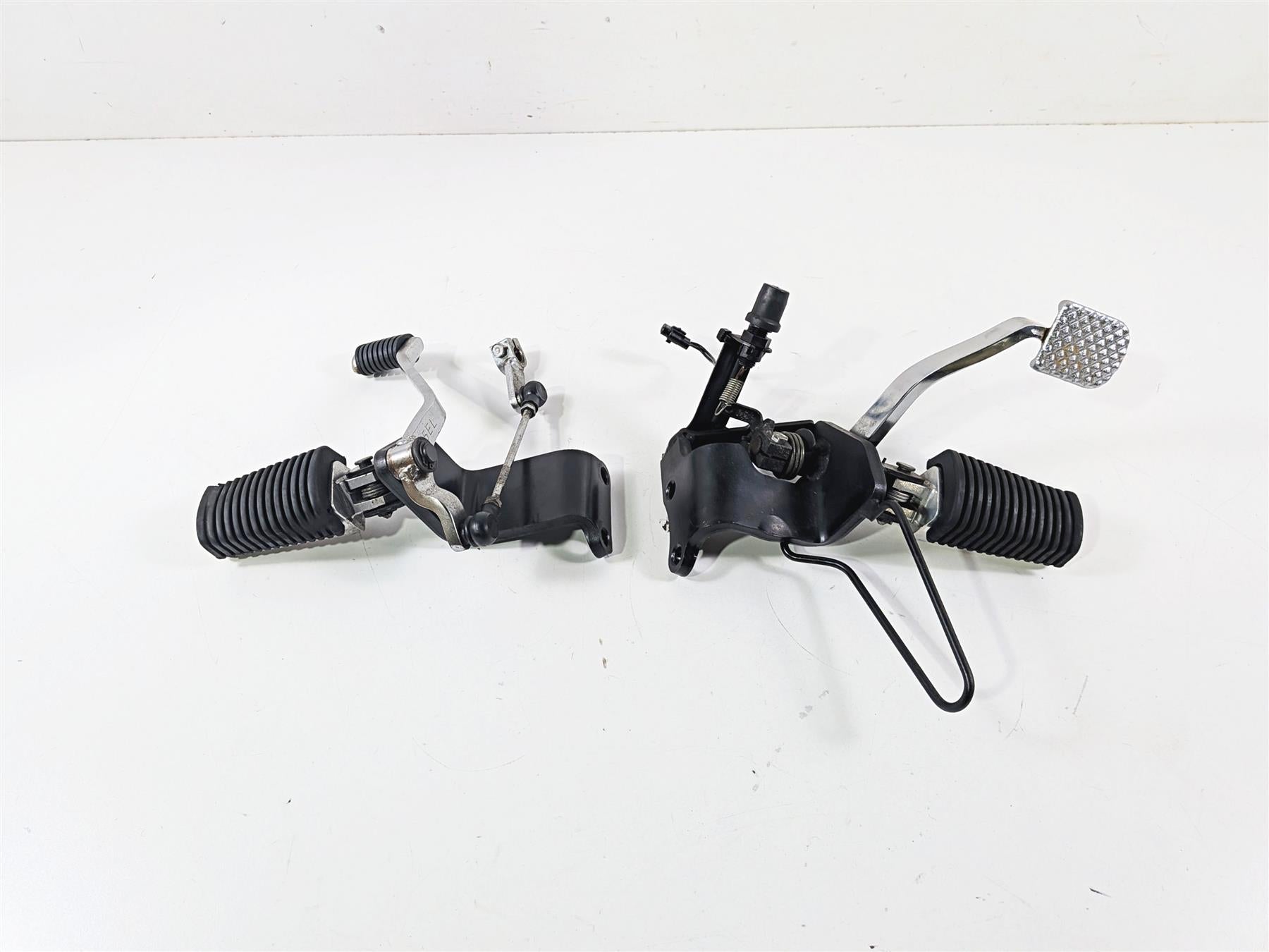2007 Yamaha XVS1100 V-Star Custom Front Footpegs & Foot Lever Set 5EL-27410-00 {{ shop.shopifyCountryName }} - Mototech271