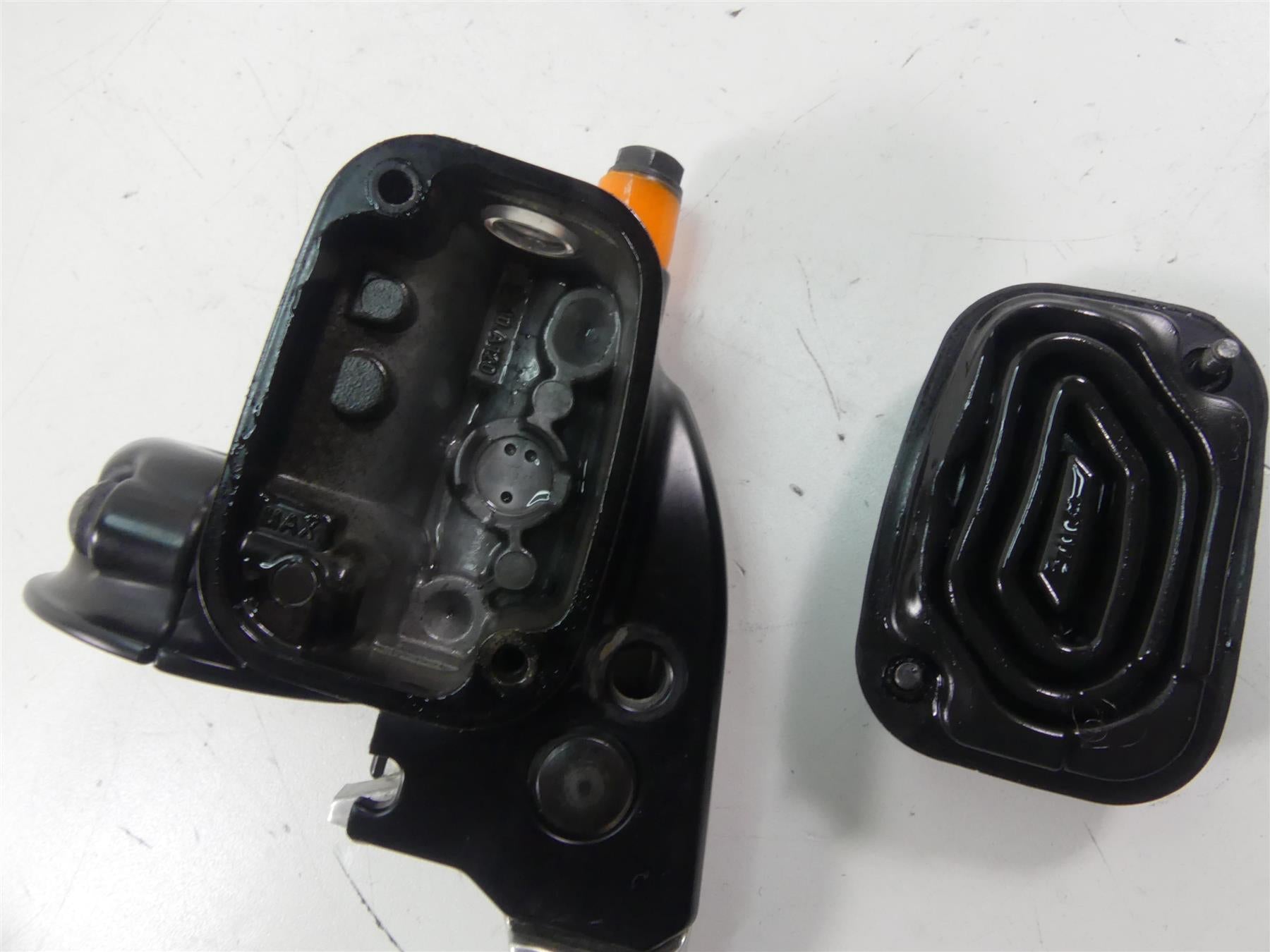 2012 Harley Touring FLHTP Electra Glide Front Brake Master Cylinder 44551-08F {{ shop.shopifyCountryName }} - Mototech271