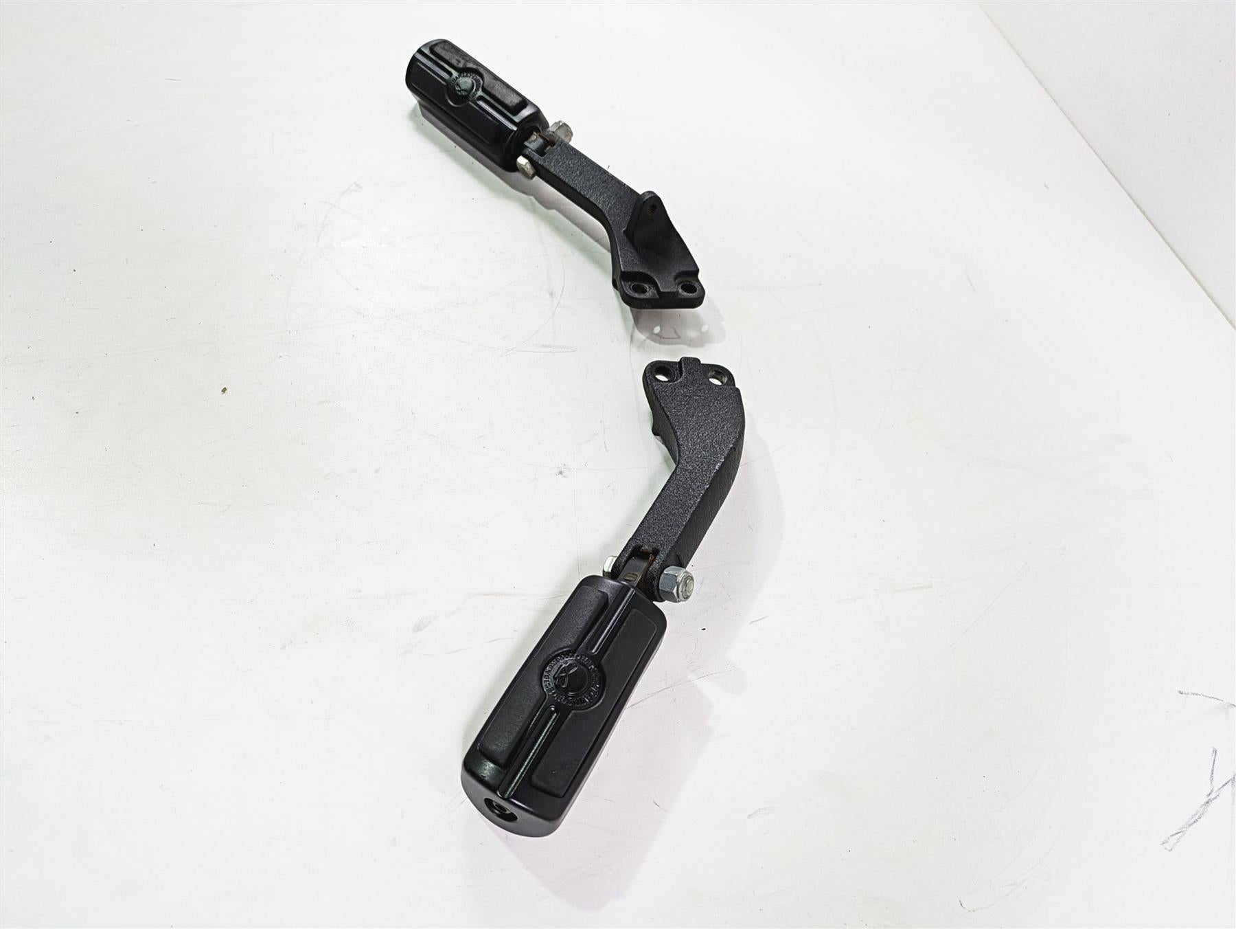 2016 Harley FXDL Dyna Low Rider Rear Passenger Footpegs Willie G Skull 49224-06A {{ shop.shopifyCountryName }} - Mototech271