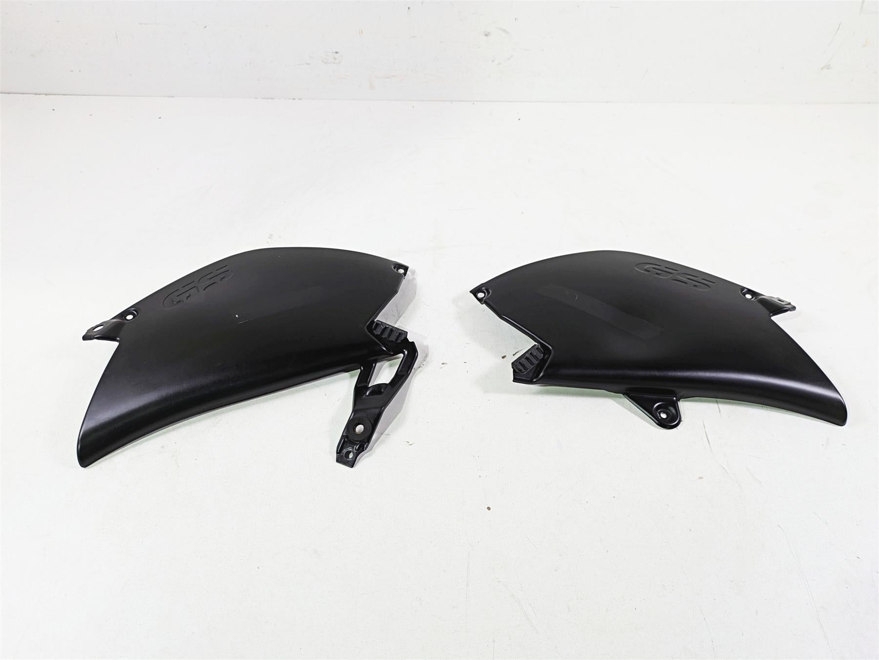 2009 BMW R1200GS K255 Adv Tank Trim Between Leg Side Cover Set -Read 46637698234 {{ shop.shopifyCountryName }} - Mototech271