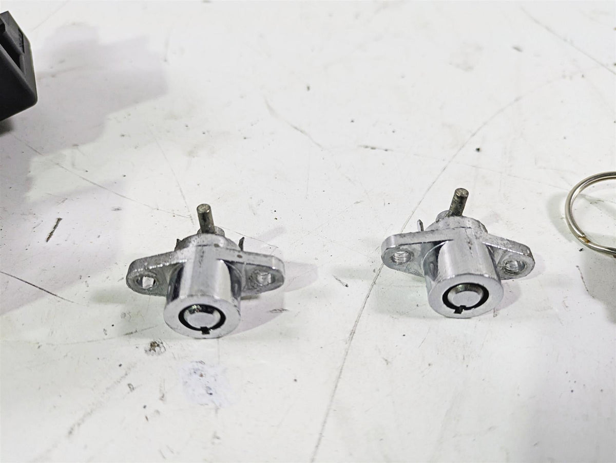 2007 Harley Touring FLHTCU SE CVO E-Glide Ignition Switch Key Lock Set 71572-06 {{ shop.shopifyCountryName }} - Mototech271
