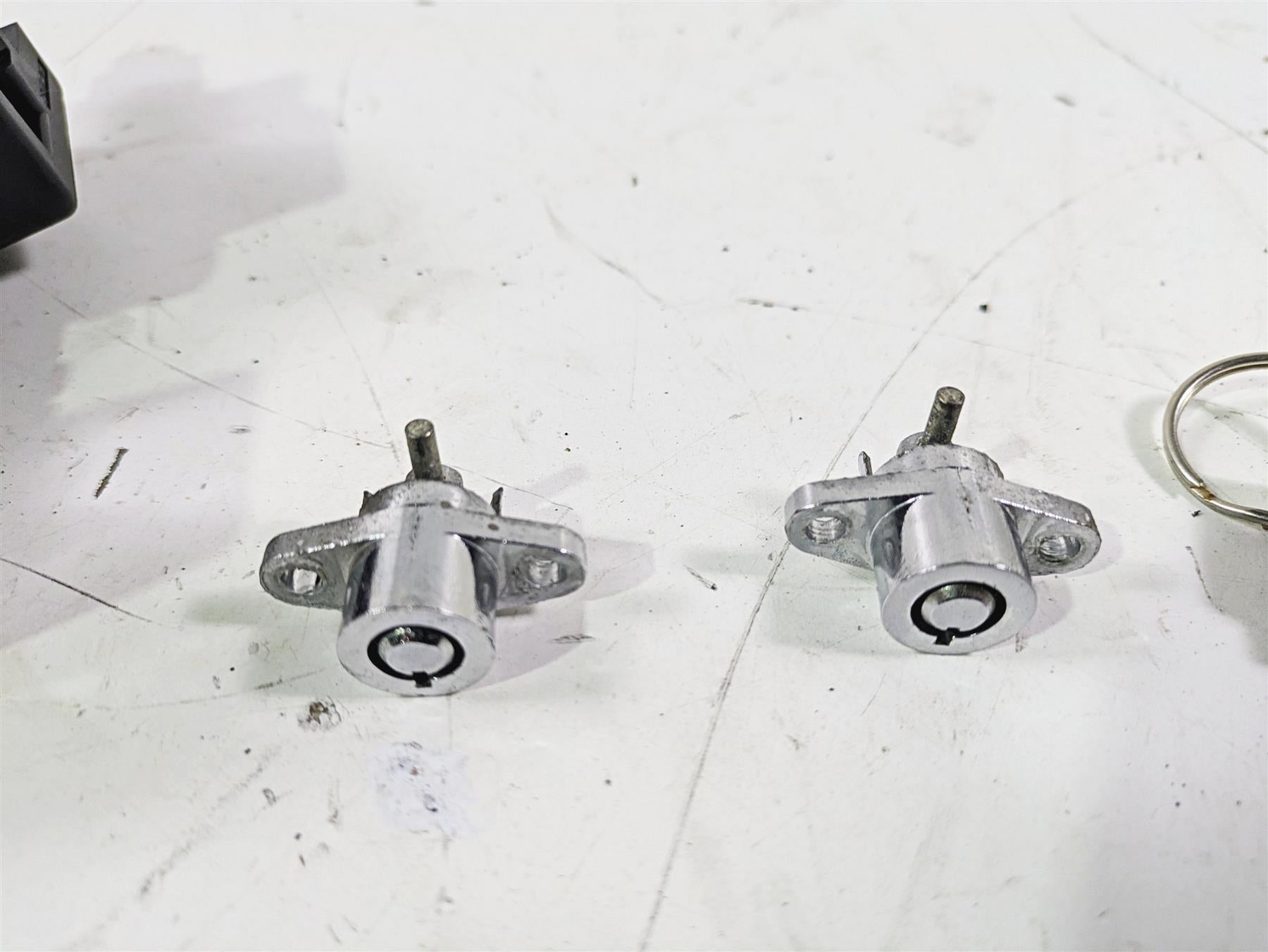 2007 Harley Touring FLHTCU SE CVO E-Glide Ignition Switch Key Lock Set 71572-06 {{ shop.shopifyCountryName }} - Mototech271