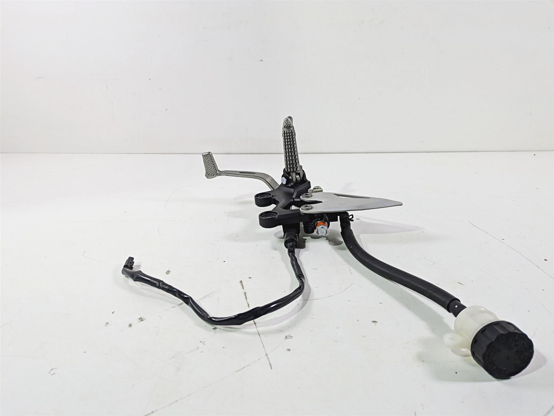 2023 Kawasaki EX400 Ninja Right Footpeg + Brake Lever Master Cylinder 35063-1408 {{ shop.shopifyCountryName }} - Mototech271