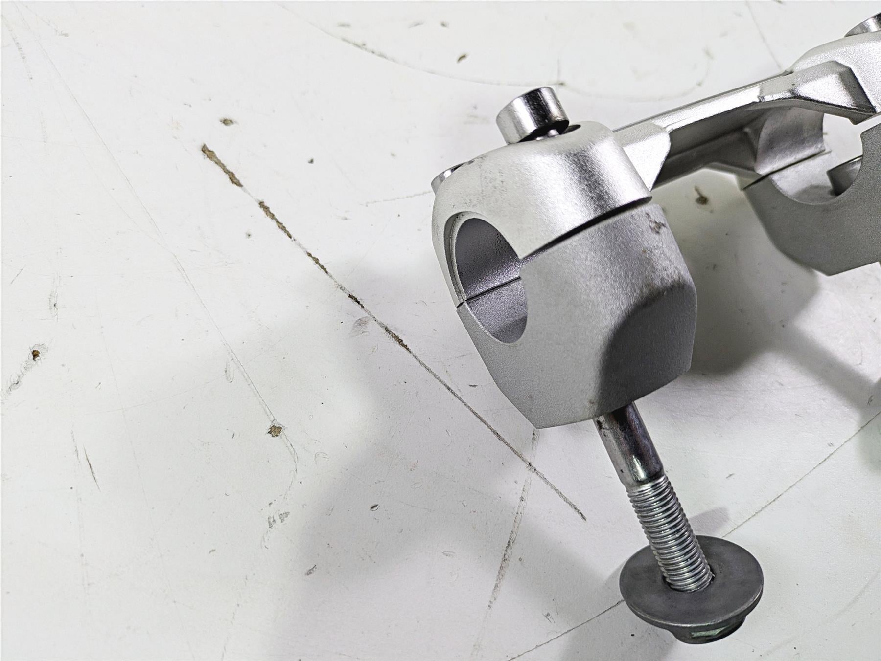 2019 Triumph Speed Triple RS 1050 Handlebar Holder Riser Set T2042064 T2041599 {{ shop.shopifyCountryName }} - Mototech271