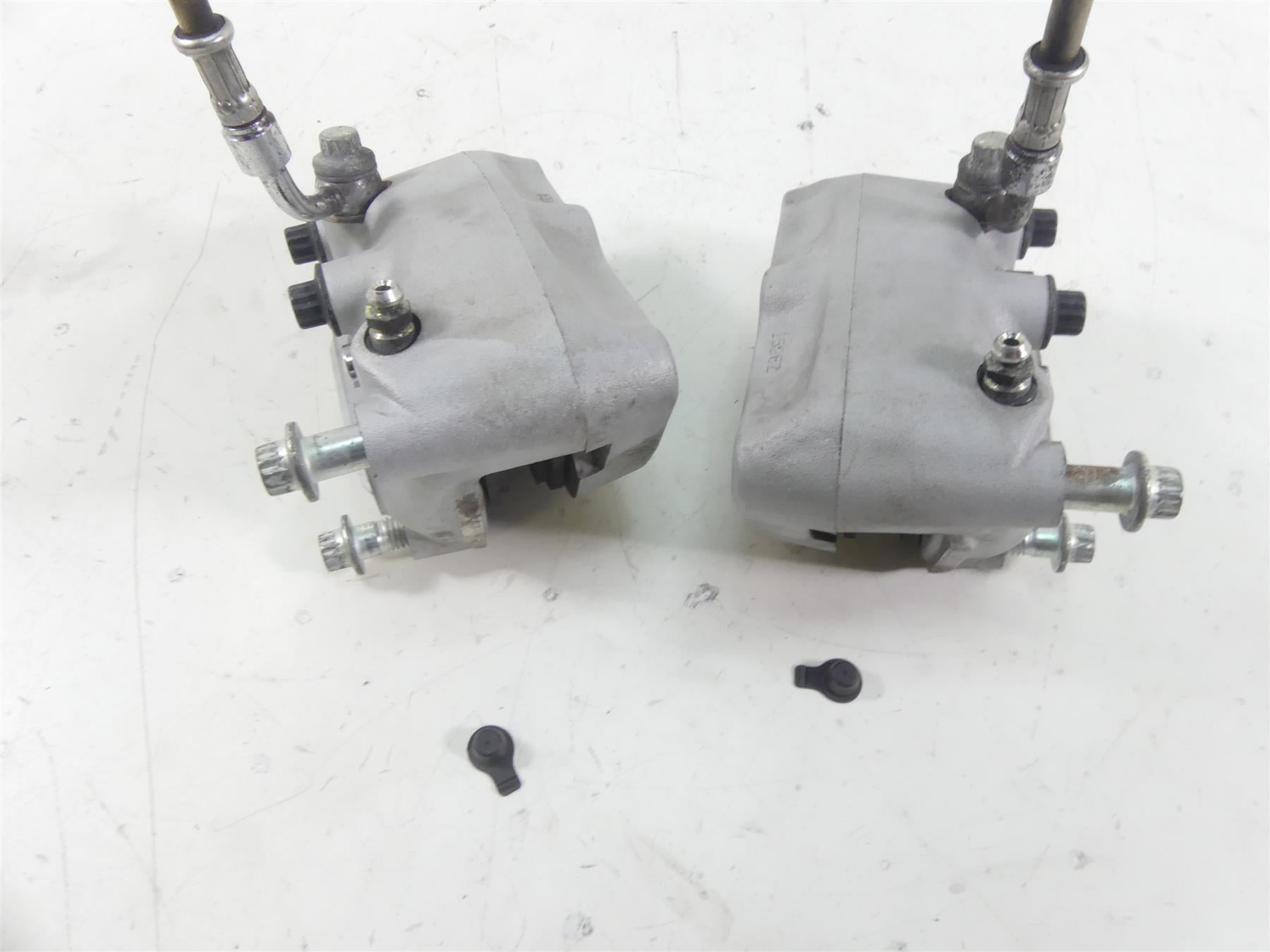 2007 Harley Touring FLHR SE CVO Road King Front Brake Caliper Set 44381-99C {{ shop.shopifyCountryName }} - Mototech271