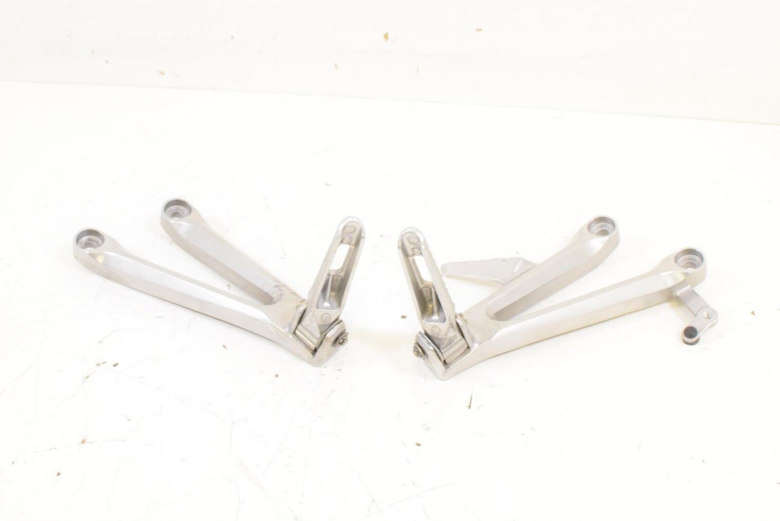 05 Honda CBR1000RR CBR1000 RR Rear Passenger Footpeg Foot Peg Rest 50760-MEL-000 {{ shop.shopifyCountryName }} - Mototech271