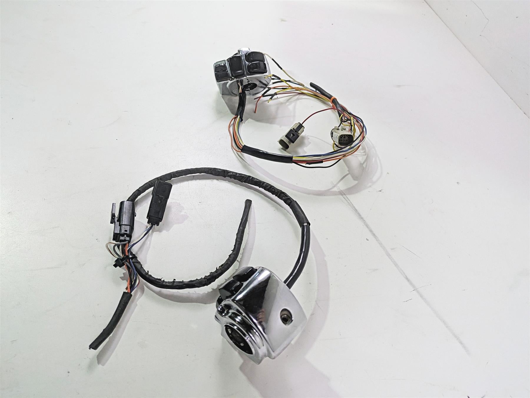 2007 Harley Touring FLHRSE CVO Road King Chrome Hand Control Switch Set 71682-06 {{ shop.shopifyCountryName }} - Mototech271