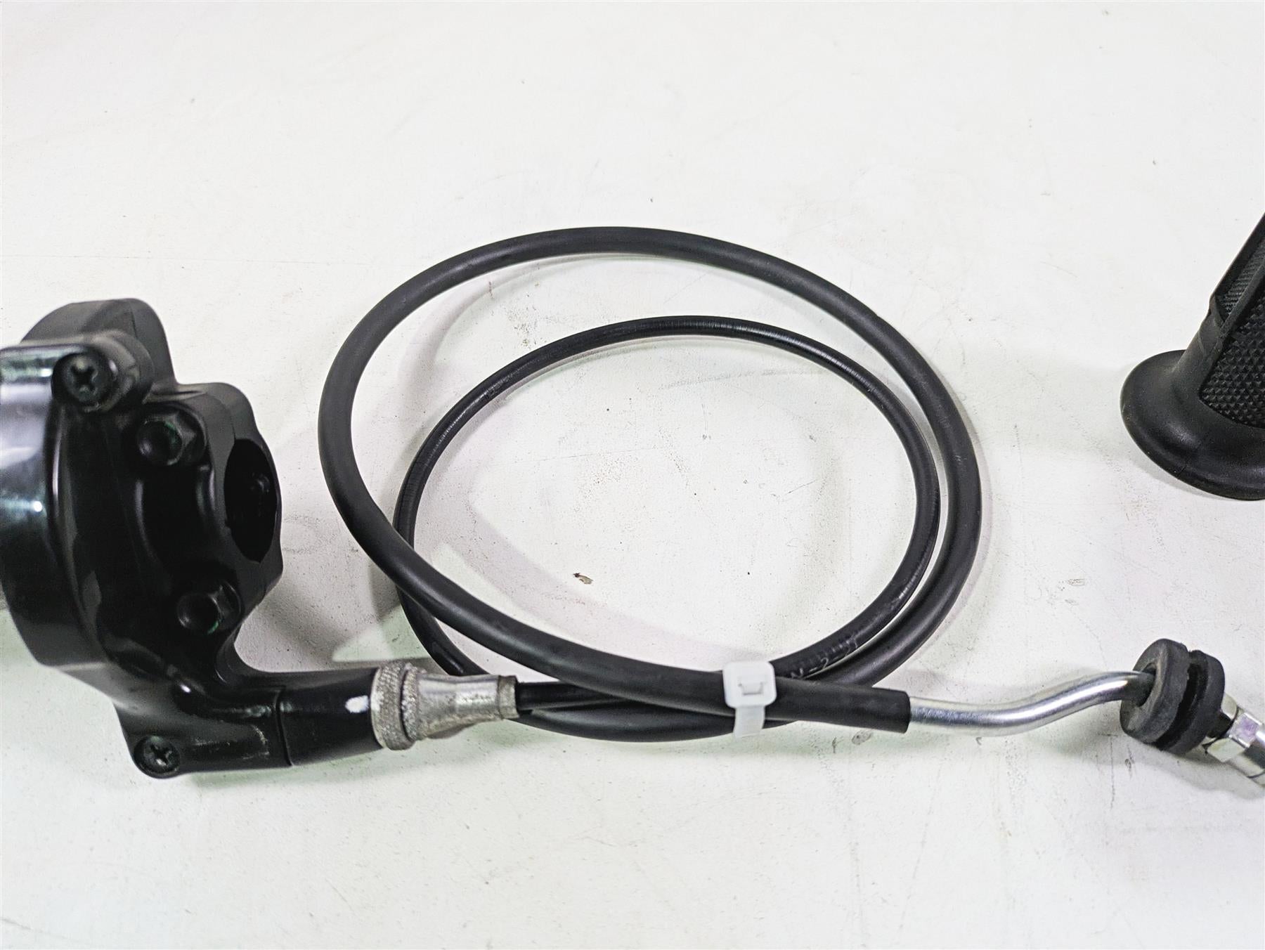 2022 Ducati Scrambler Desert Sled Throttle Control + Grip & Cable Set 65420521A {{ shop.shopifyCountryName }} - Mototech271