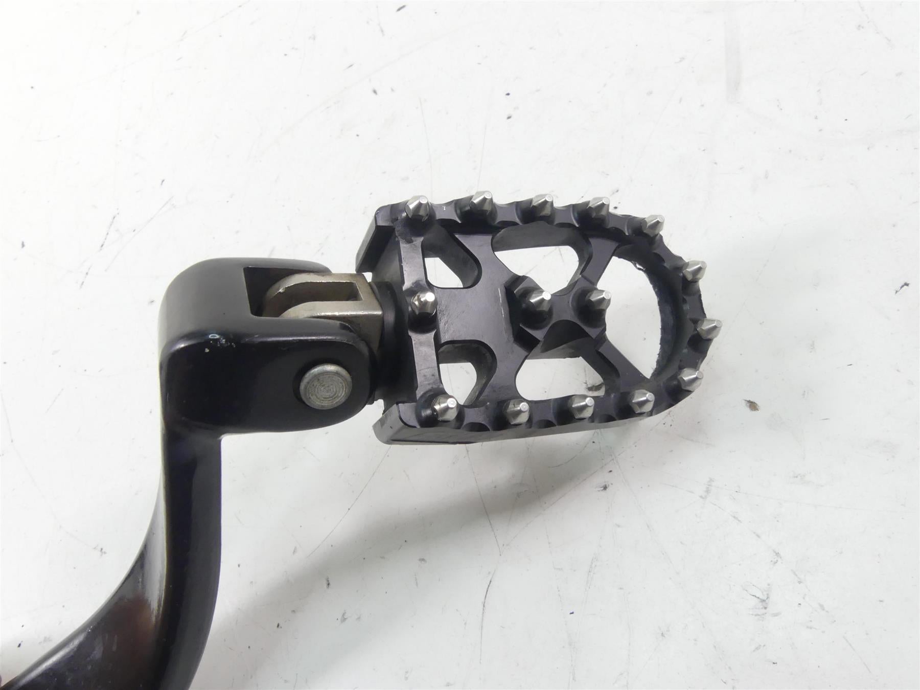 2019 Harley Softail FXBB Street Bob Shifter Shift Lever & Mid Footpeg 33600234 {{ shop.shopifyCountryName }} - Mototech271