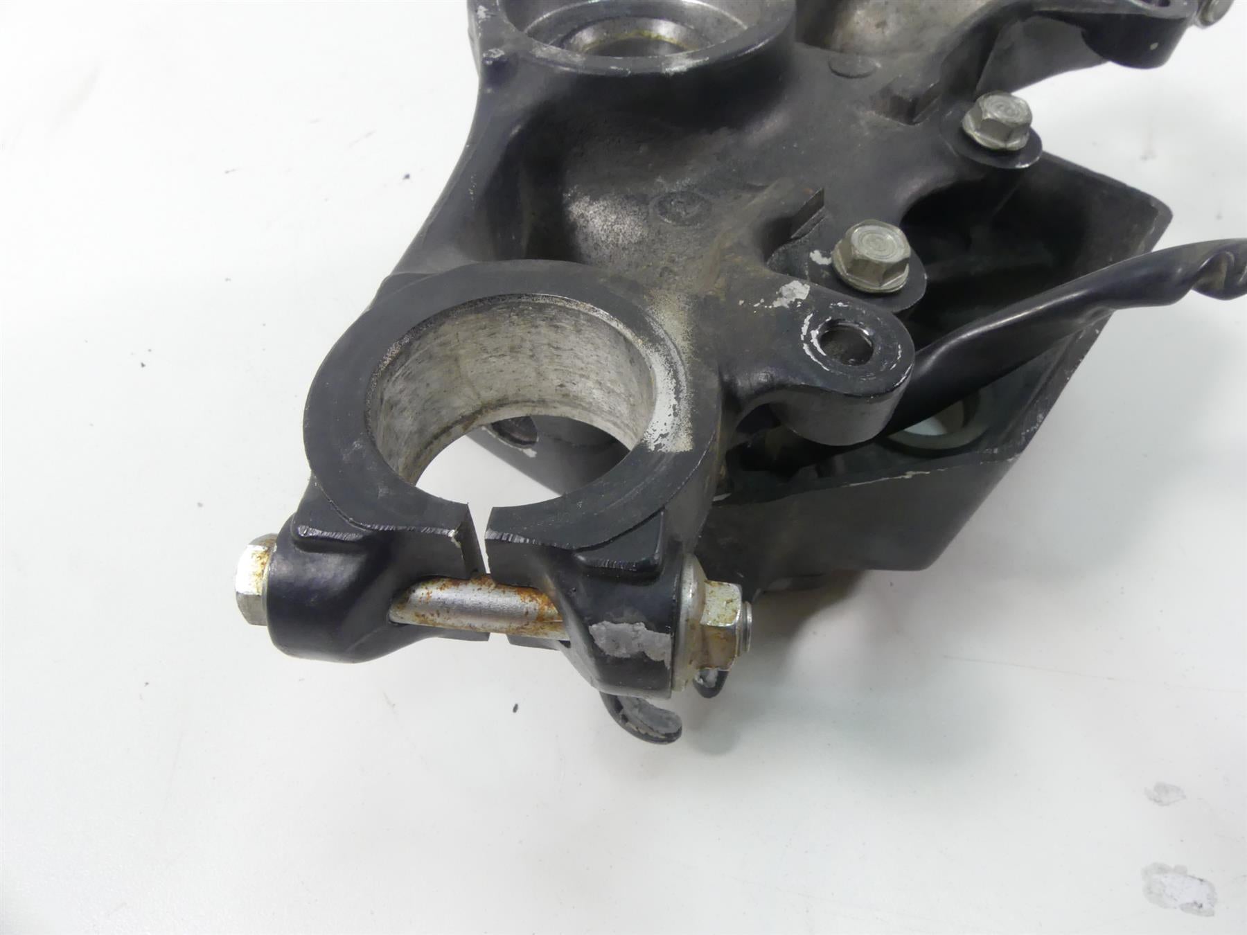 1980 Honda CB750C Custom Upper Triple Tree & Fuse Box 53230-425-730 {{ shop.shopifyCountryName }} - Mototech271