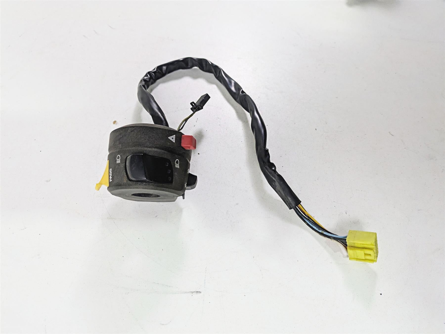 2006 Suzuki GSXR1000 K6 Left Hand Turn Signal Control Switch 37400-29G10 {{ shop.shopifyCountryName }} - Mototech271