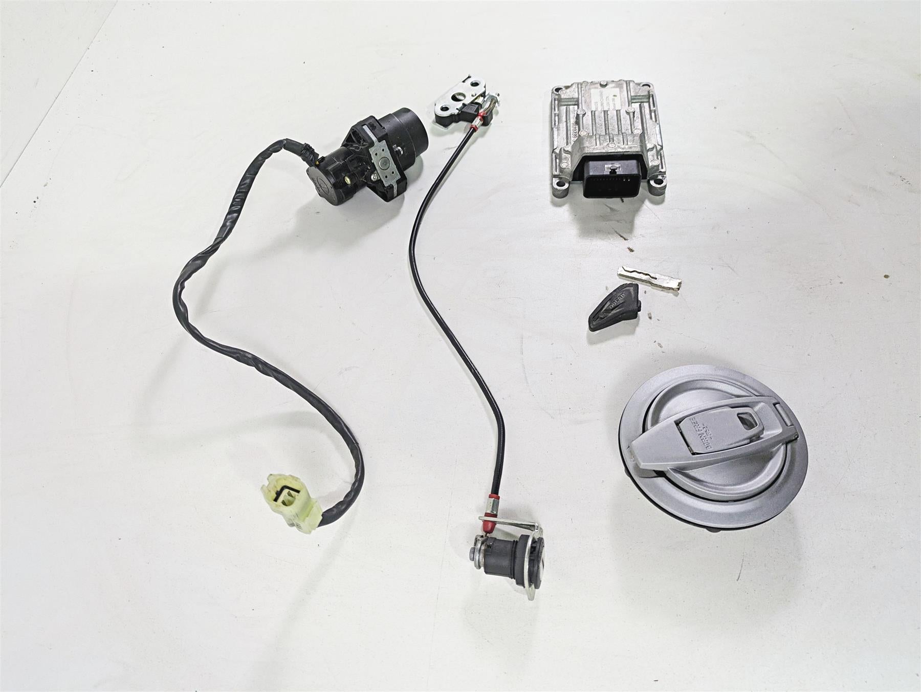 2022 Ducati Scrambler Desert Sled Cdi & Ignition Switch Key Set - Read 28641852A {{ shop.shopifyCountryName }} - Mototech271