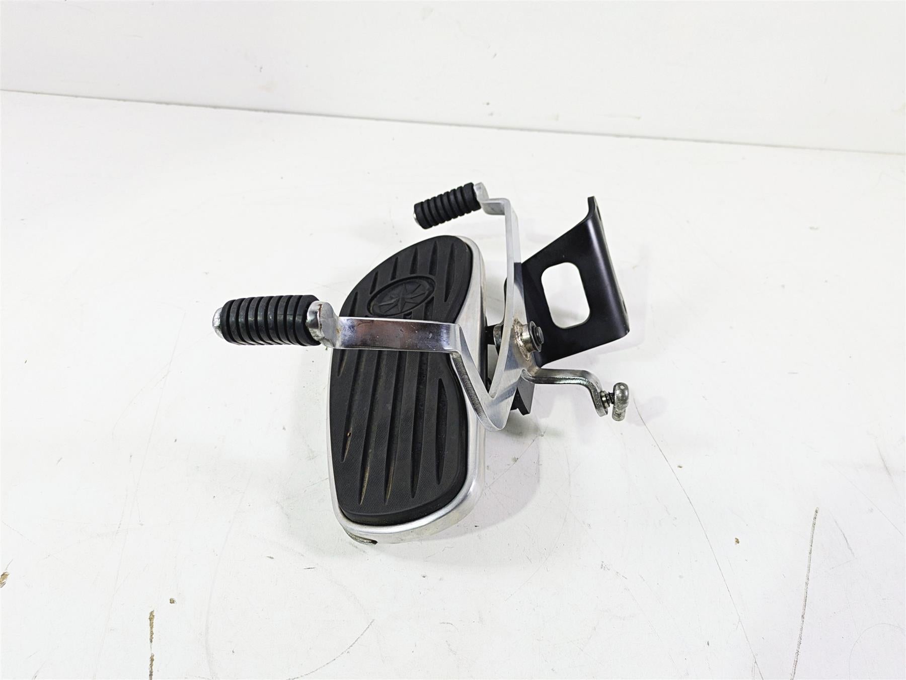2005 Yamaha XVS650 V-Star Left Floor Board & Shifter - READ 5BN-27412-03-00 {{ shop.shopifyCountryName }} - Mototech271