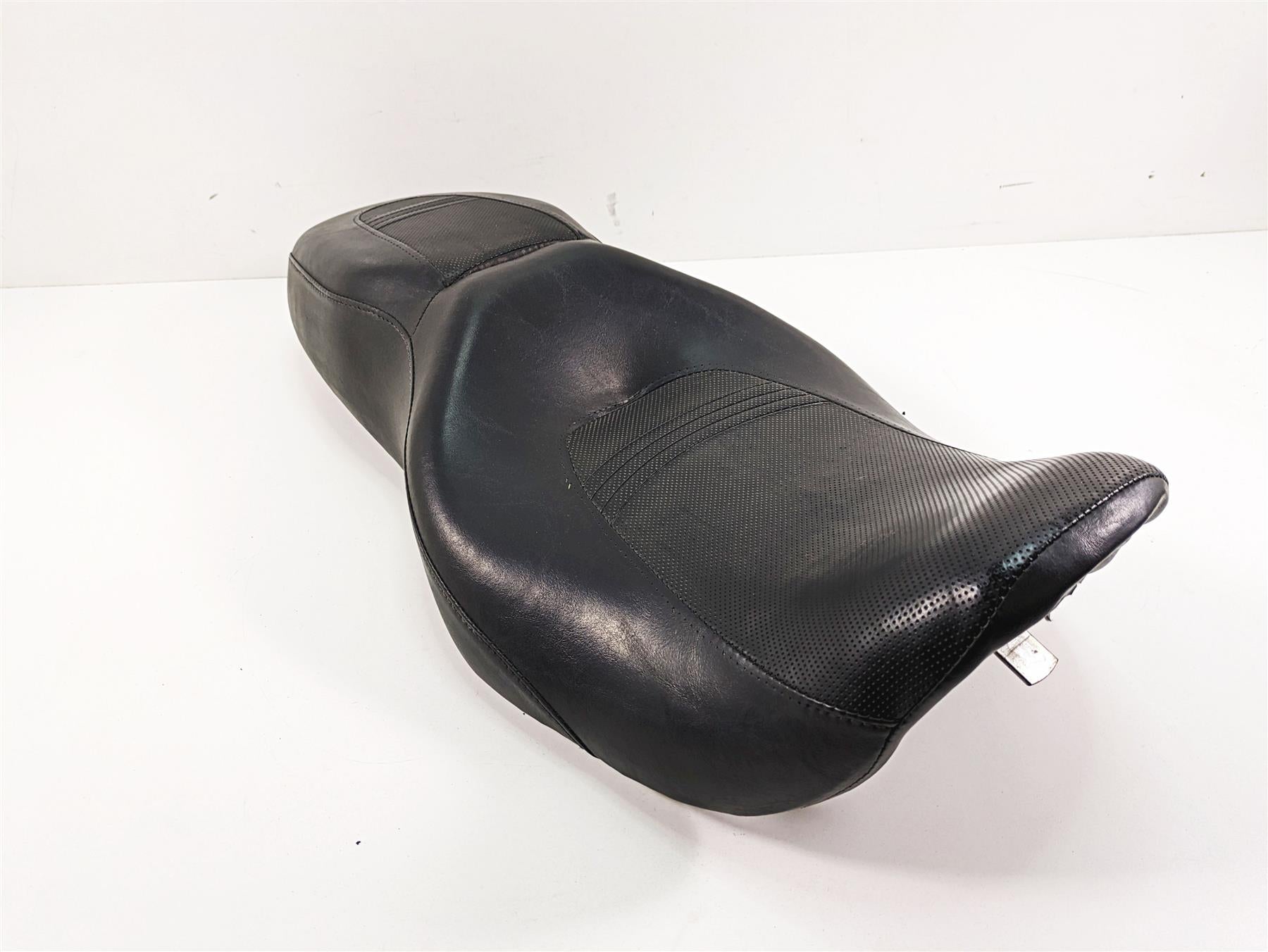 2006 Harley Touring FLHXI Street Glide Oem Driver Duo Seat Saddle -Read 52320-06 {{ shop.shopifyCountryName }} - Mototech271