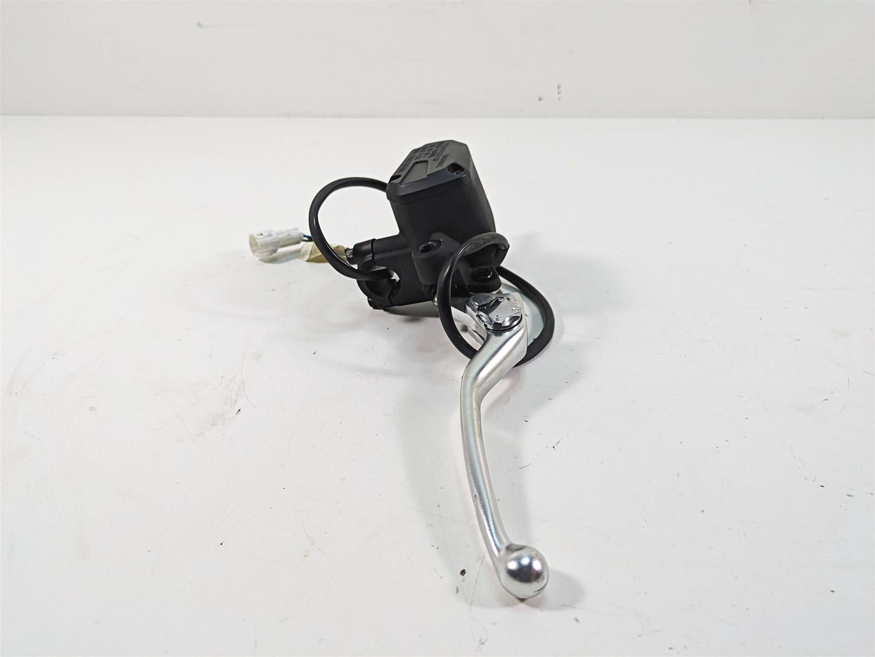 2020 Moto Guzzi V85 TT Adventure Front Brake Master Cylinder + Lever 2B006111 {{ shop.shopifyCountryName }} - Mototech271