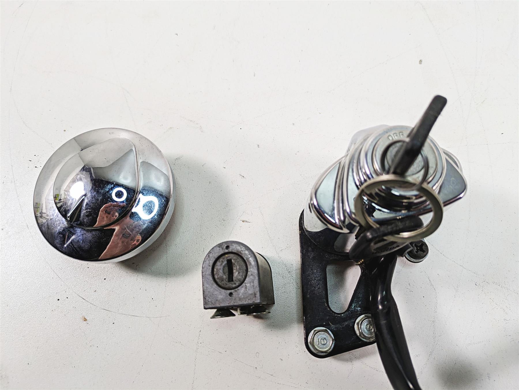 2006 Honda V-Twin VTX1300 R Ignition Switch Key Lock Tank Cap Set 35010-MEA-740 {{ shop.shopifyCountryName }} - Mototech271
