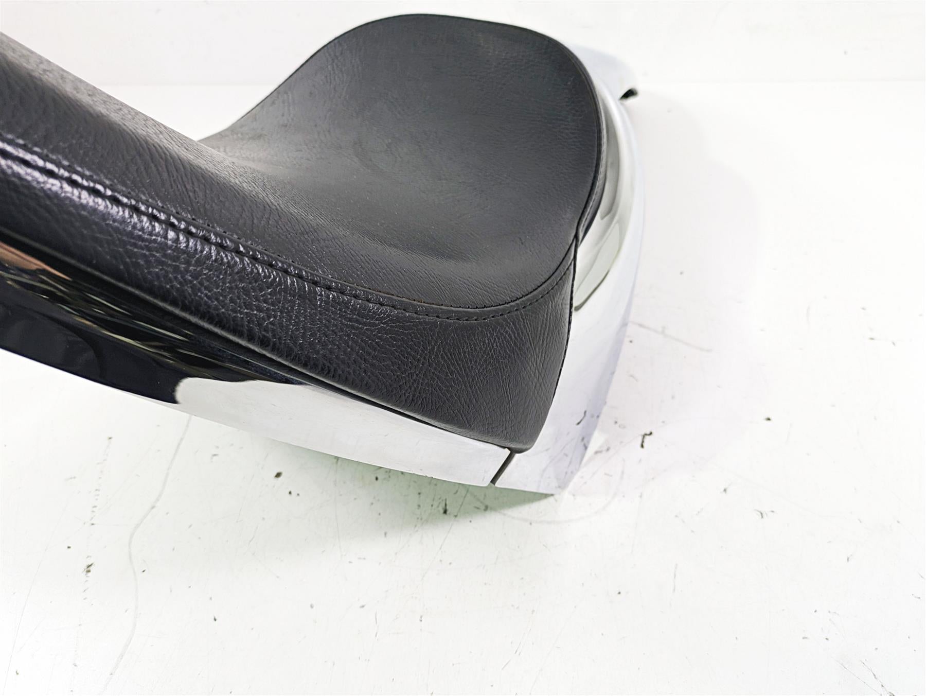 2005 Harley Softail FLSTFSE CVO Fat Boy Front Rider Driver Seat Saddle 52279-05 {{ shop.shopifyCountryName }} - Mototech271