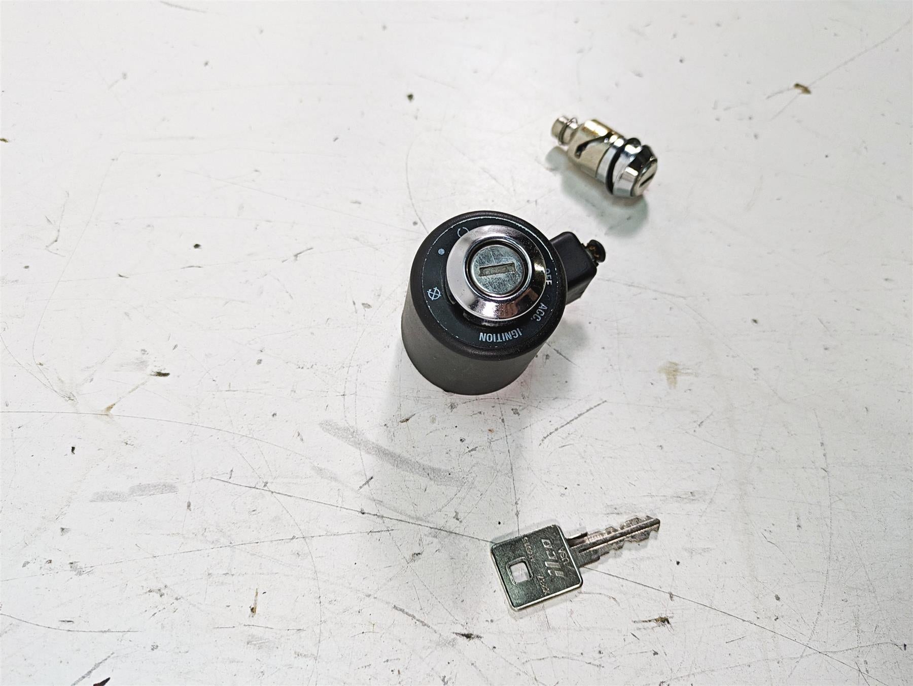 2019 Harley XL883N Sportster Iron Ignition Switch Steering Lock Set 71400083 {{ shop.shopifyCountryName }} - Mototech271