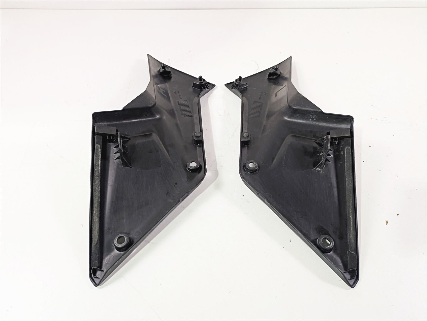 2020 Suzuki V-Strom 1050 XT Between Leg Side Cover Fairing Set 47111-06L00 {{ shop.shopifyCountryName }} - Mototech271