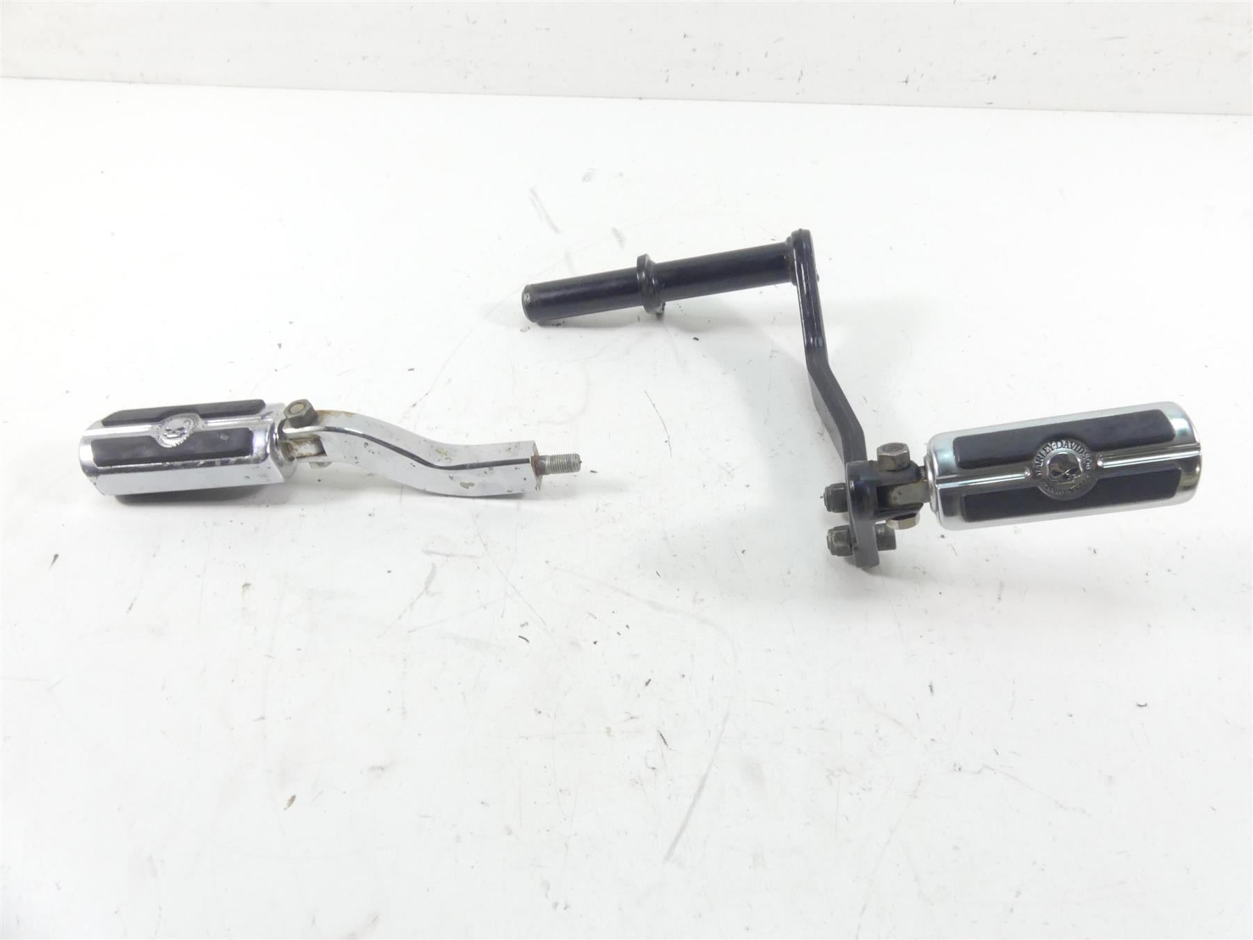 1998 Harley Dyna FXDL Low Rider Rear Passenger Foot Peg Set + Mount Arm 52740-94 | Mototech271