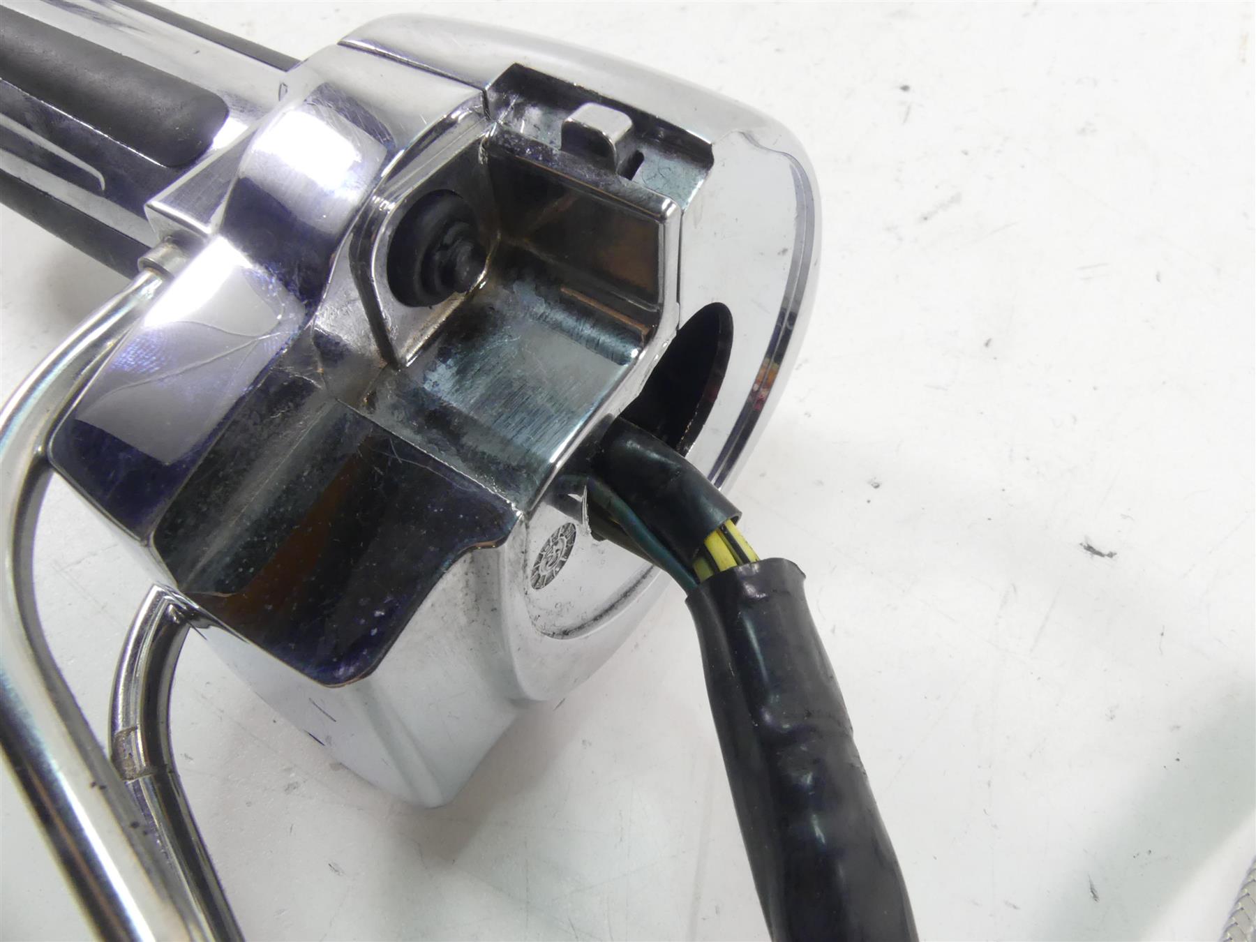 2005 Harley Touring CVO FLHTC SE Electra Glide Right Control Switch 71589-96B {{ shop.shopifyCountryName }} - Mototech271