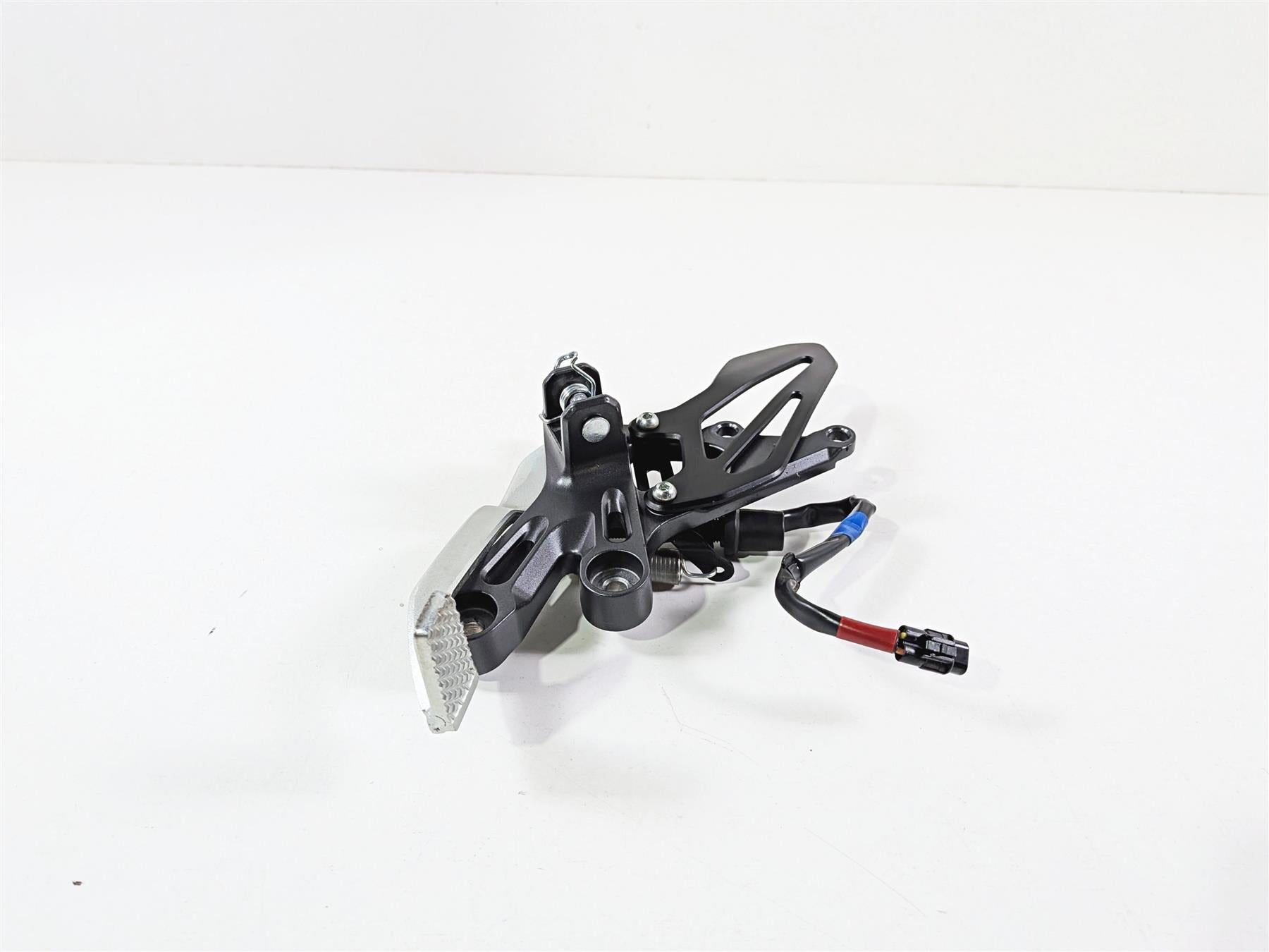 2025 Yamaha YZF R7 Right Foot Peg Mount & Brake Pedal BEB-27443-00 BEB-27211-00 {{ shop.shopifyCountryName }} - Mototech271