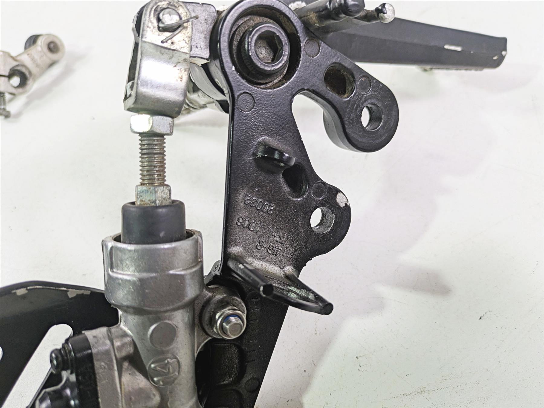 2006 Suzuki GSXR1000 K6 Front Left Right Footpeg Brake Master Set 43521-41G00 {{ shop.shopifyCountryName }} - Mototech271
