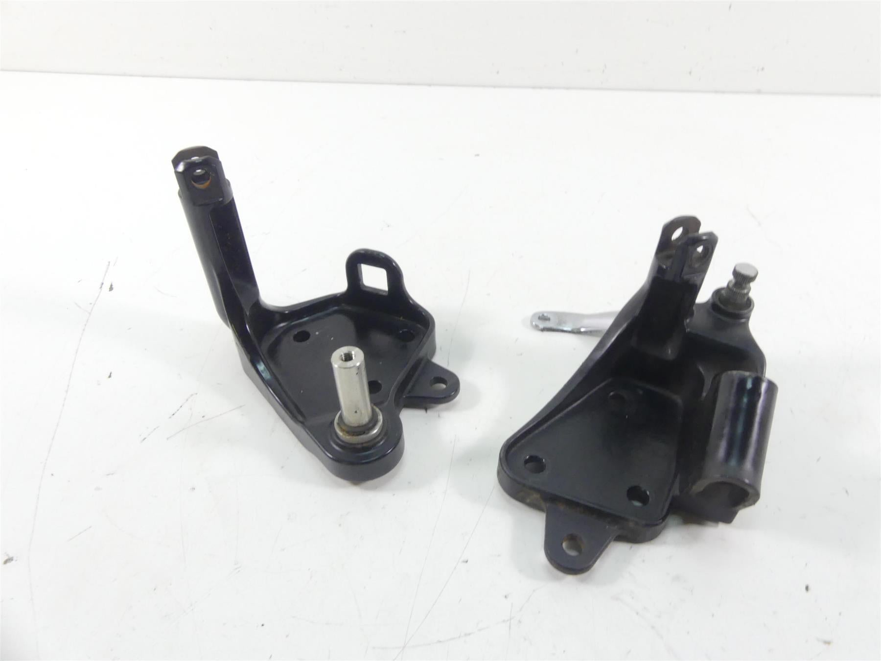 2002 Harley Softail FXSTDI Deuce Front Control Foot Peg Bracket Set 42507-00B {{ shop.shopifyCountryName }} - Mototech271