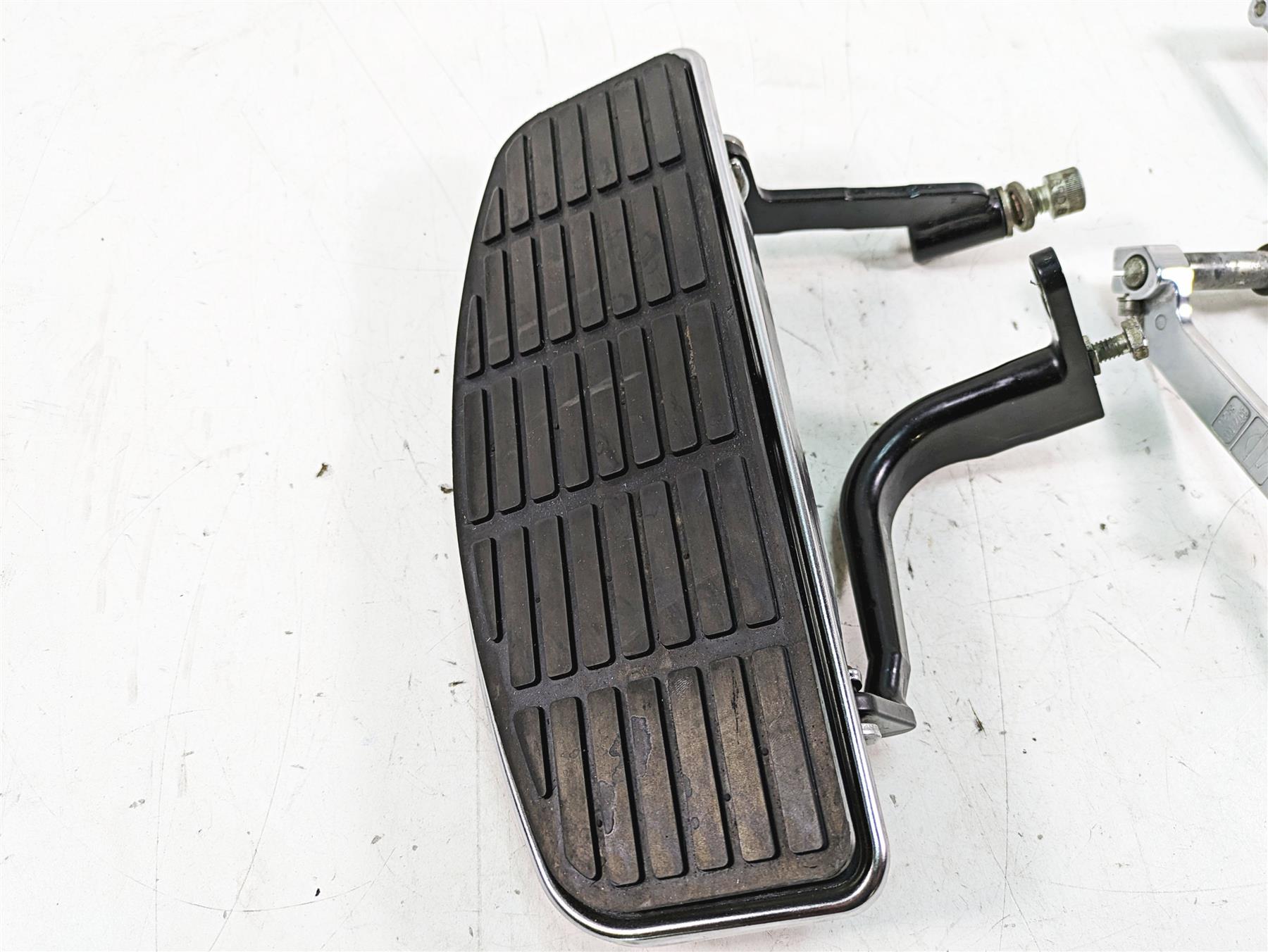 2008 Harley FLHTCU Electra Glide Left Bent Floor Board + Shift Lever 33895-82E {{ shop.shopifyCountryName }} - Mototech271