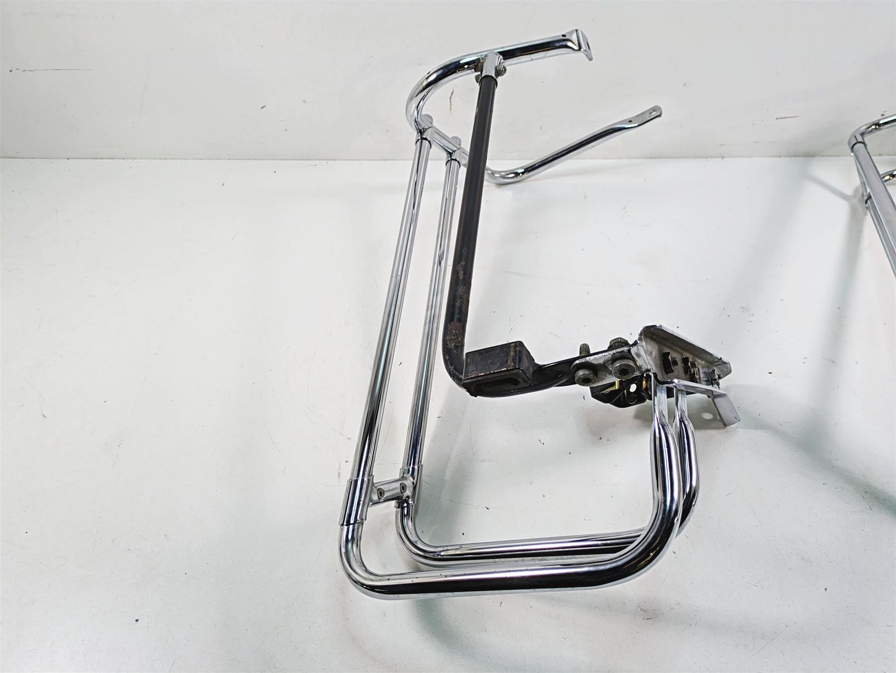 2006 Harley Touring FLHTCUI Electra Glide Saddlebag Guard Rail Set 49172-97 {{ shop.shopifyCountryName }} - Mototech271