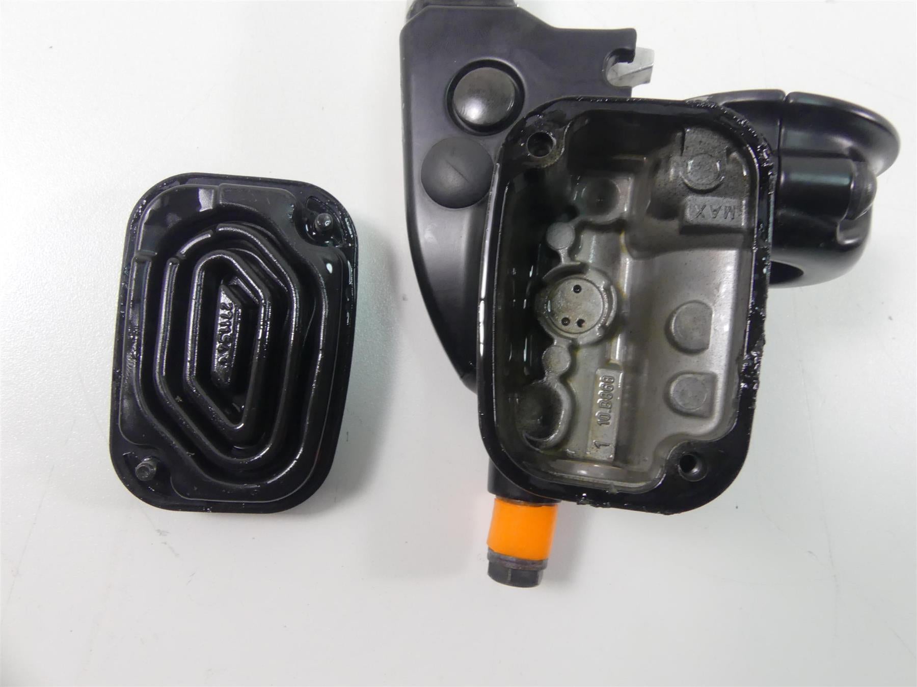 2013 Harley Touring FLHTP Electra Glide Front Brake Master Cylinder 44551-08F {{ shop.shopifyCountryName }} - Mototech271