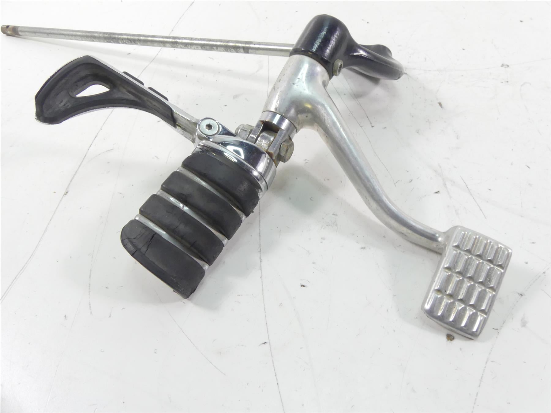 2014 Harley Sportster XL1200 C Front Forward Footpeg Shifter Pedal Set 42651-04 {{ shop.shopifyCountryName }} - Mototech271