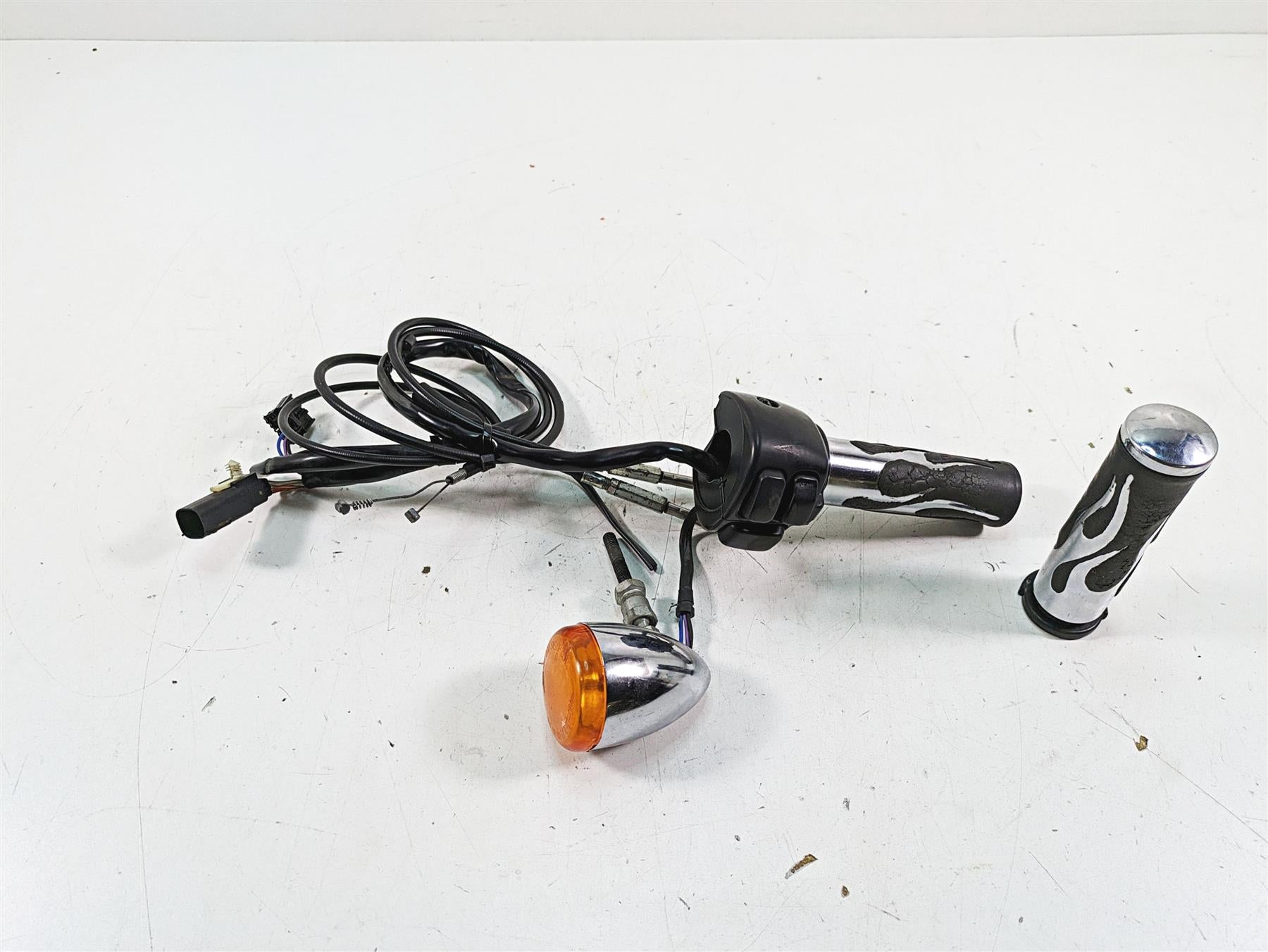 2009 Harley FXCWC Softail Rocker C Right Control Switch Blinker - Read 71684-06A {{ shop.shopifyCountryName }} - Mototech271