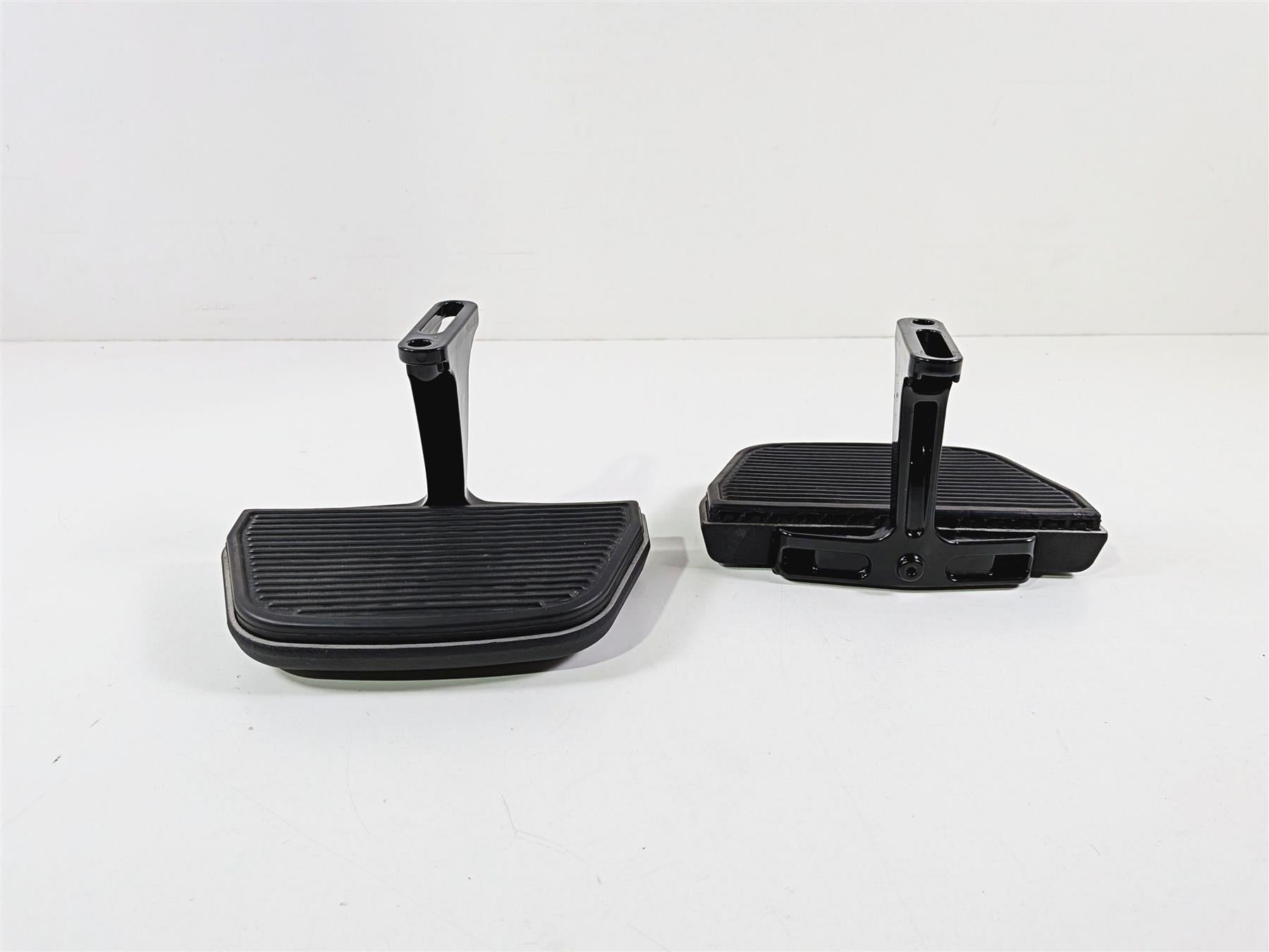 2014 Harley Touring FLHTK Electra Glide Rear Passenger Floor Board Set 52719-10-Mototech271