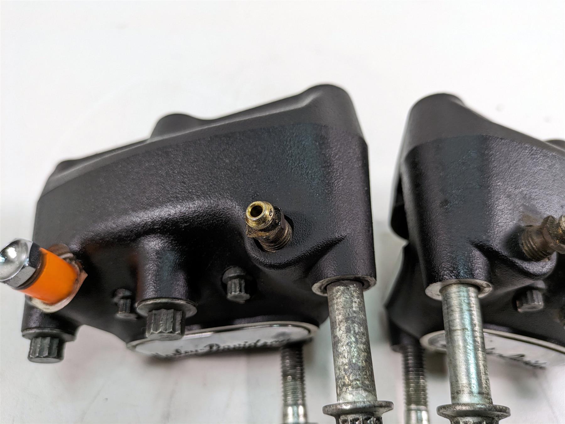 2000 Harley Dyna FXDL Low Rider Front Brake Caliper Set 44023-00C 44046-00D {{ shop.shopifyCountryName }} - Mototech271