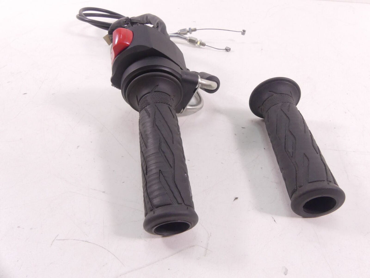 2018 Suzuki GSXR750 Right Control Switch Start Kill Throttle Grip Set 37200-47H3 {{ shop.shopifyCountryName }} - Mototech271