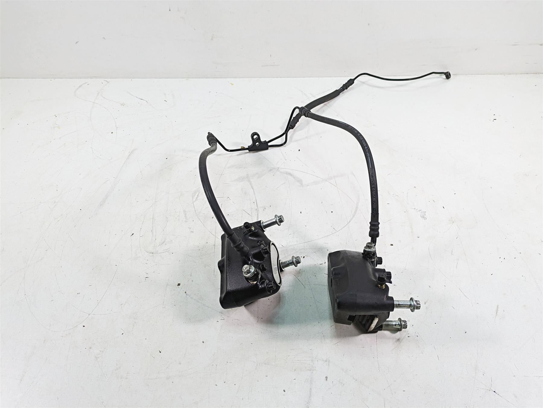 2006 Harley Touring FLHTCUI Electra Glide Front Brake Calipers 44023-00 44046-00 | Mototech271