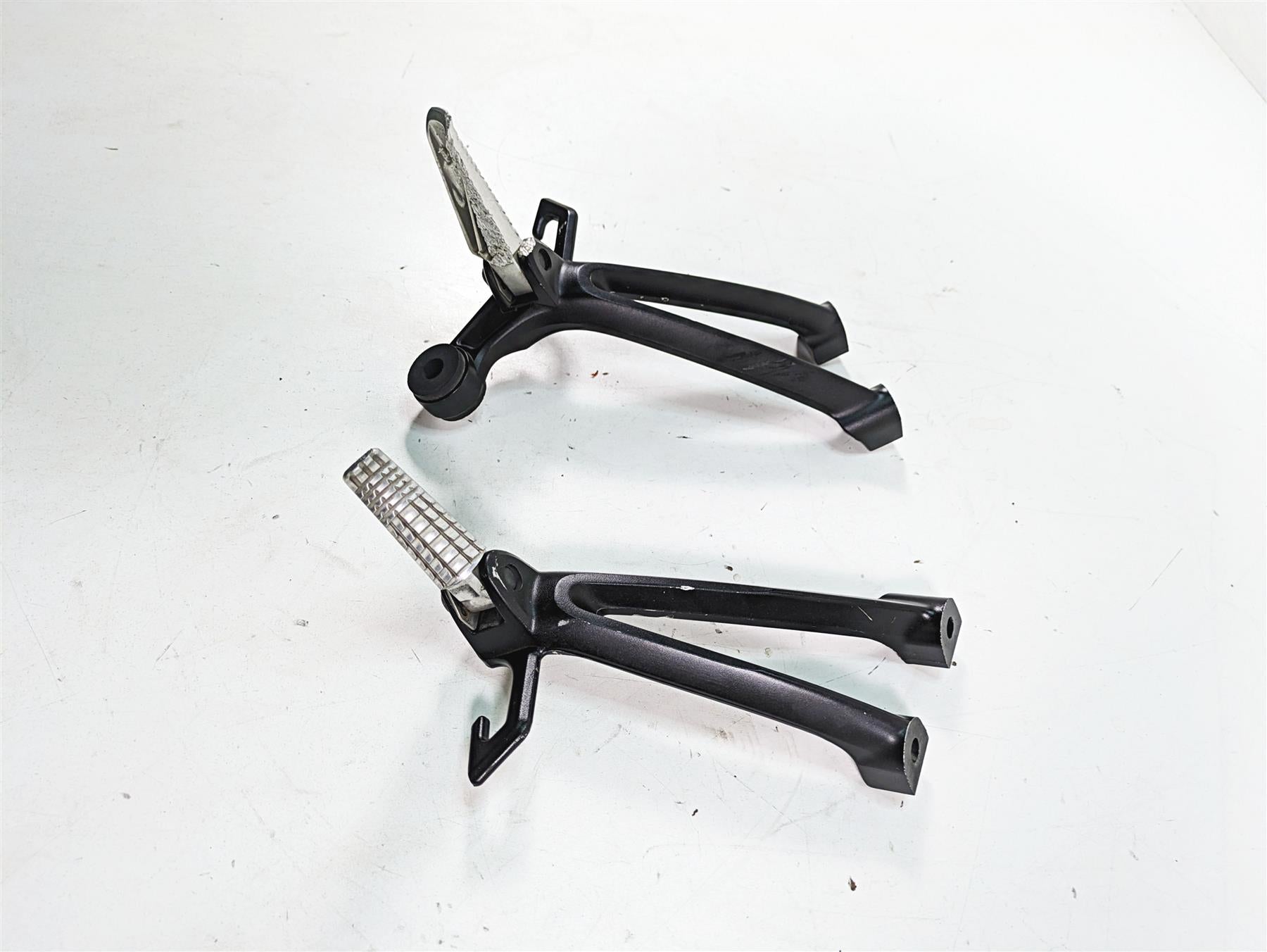2009 Suzuki GSXR750 K9 Rear Footpeg Foot Peg Rest Mount Set 43600-37H00-YAP {{ shop.shopifyCountryName }} - Mototech271