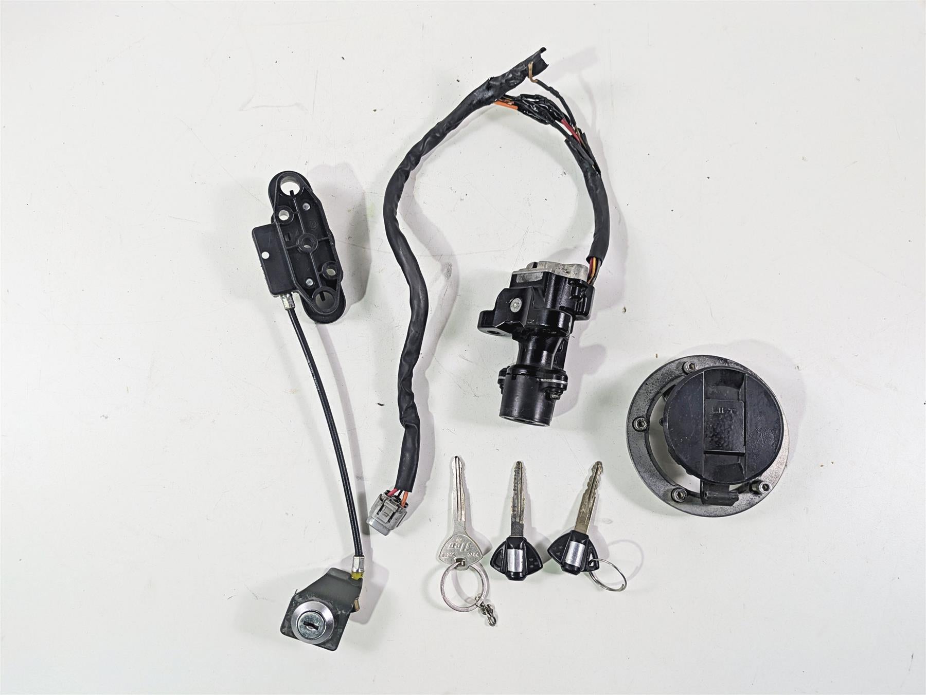 2006 Suzuki GSXR1000 K6 Ignition Switch Key Lock Set READ 37101-40820 {{ shop.shopifyCountryName }} - Mototech271