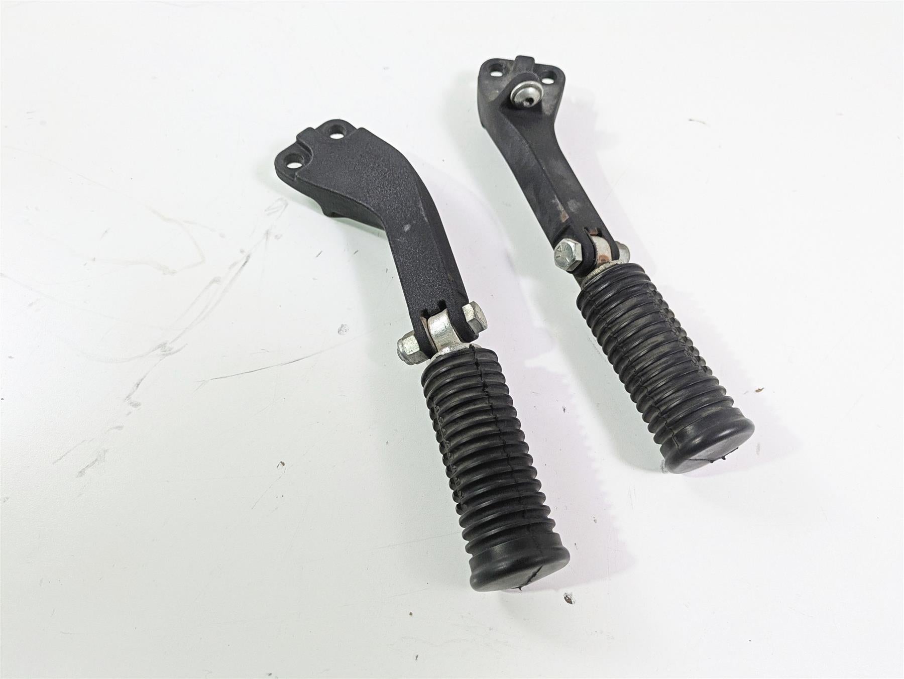 2010 Harley Dyna FXDB Street Bob Rear Passenger Footpeg Set 49224-06A 49230-06 {{ shop.shopifyCountryName }} - Mototech271