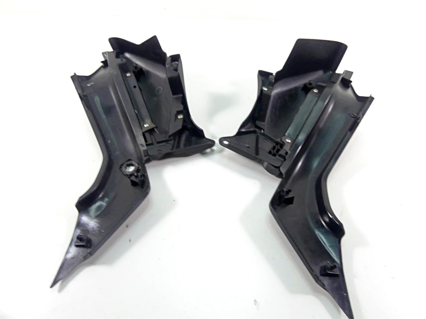 2008 Suzuki M109R VZR1800 Between Leg Side Cover Fairing Set 47211-48G00 {{ shop.shopifyCountryName }} - Mototech271