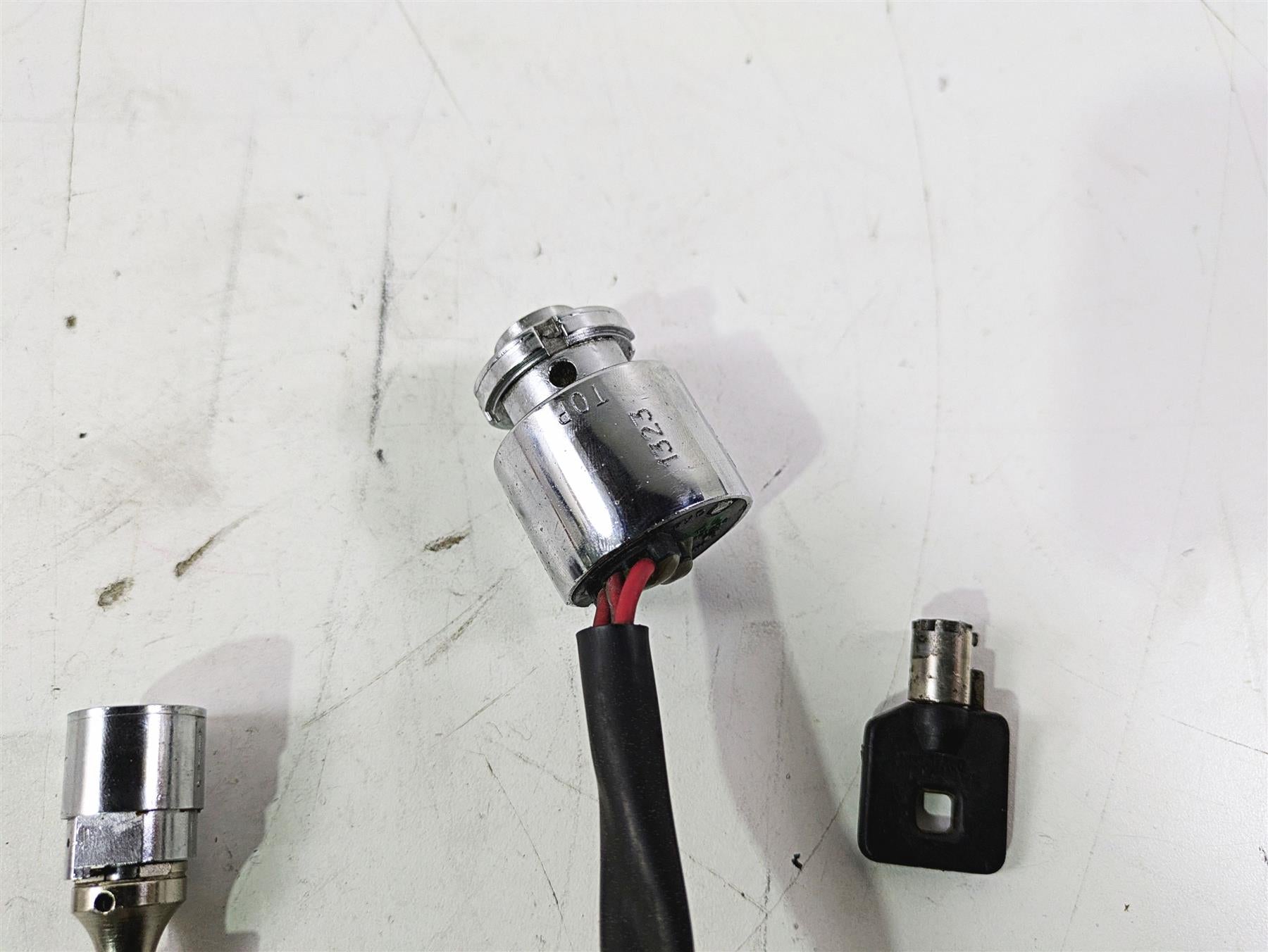 2002 Harley Dyna FXDL Low Rider Ignition Switch Key Lock Set - Read 71705-97 {{ shop.shopifyCountryName }} - Mototech271