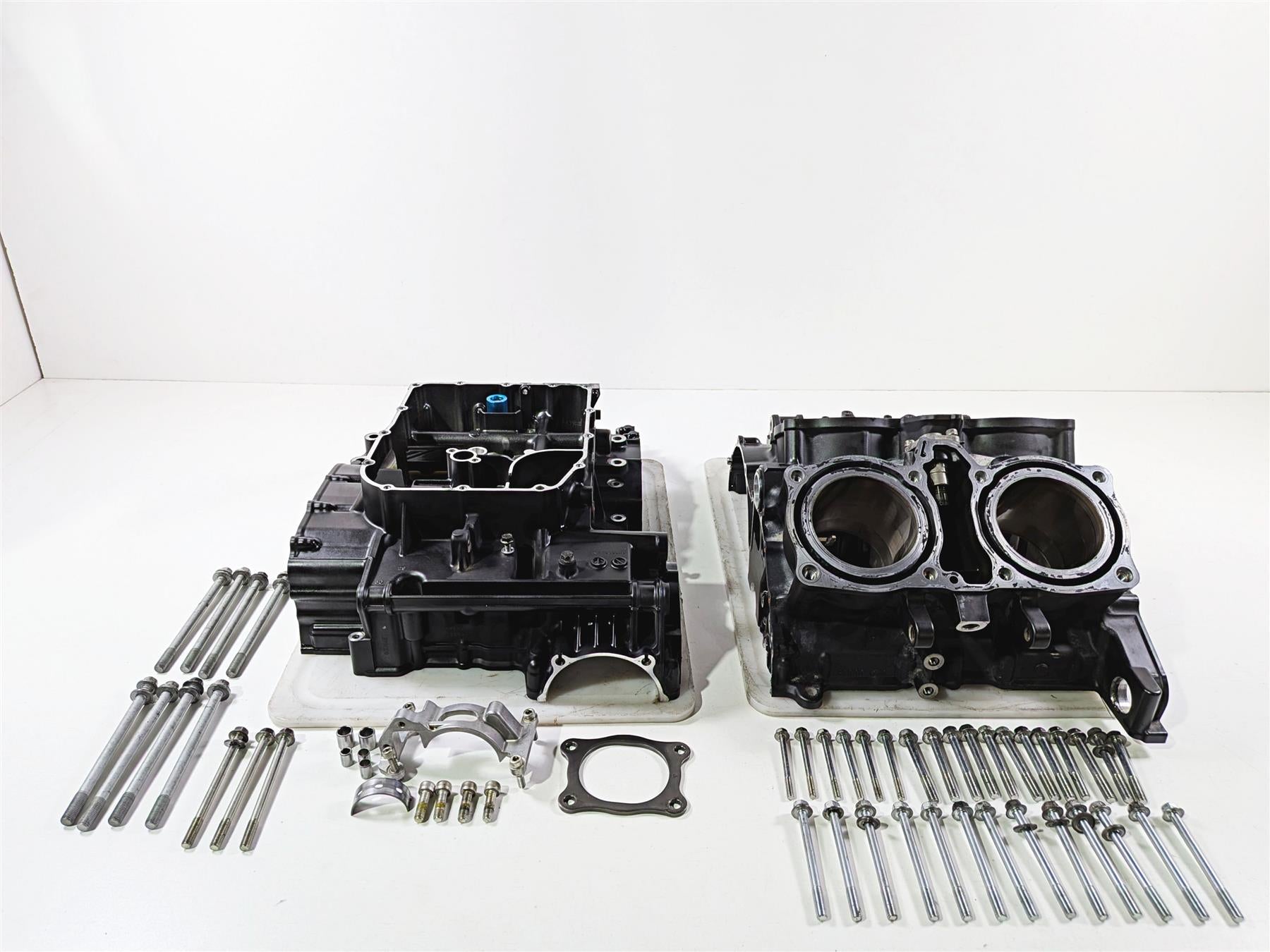 2009 Yamaha VMX17 V-Max 1700 Engine Crank Case Crankcase Set 2S3-15100-11-Mototech271
