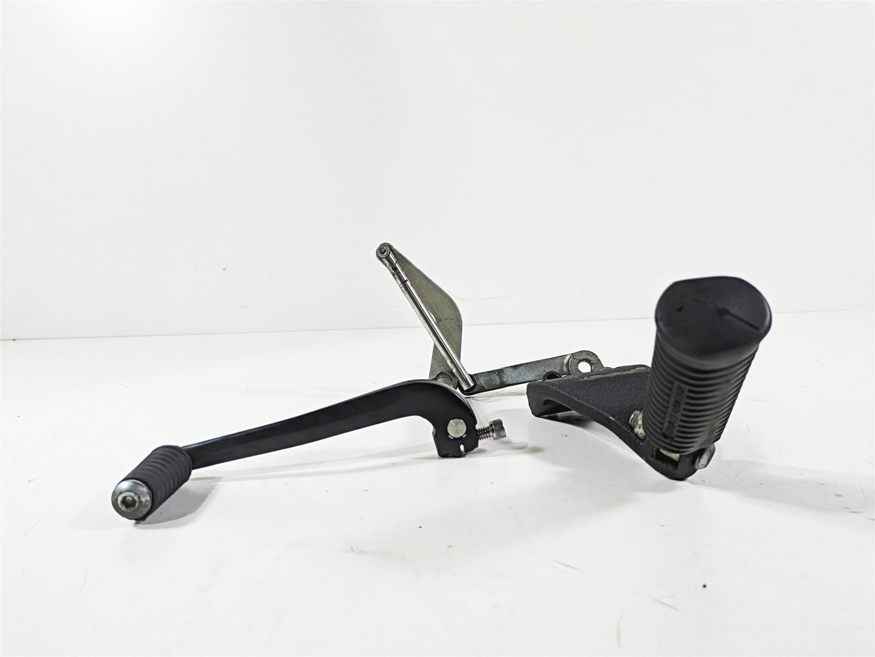 2017 Harley Dyna FXDB Street Bob Front Left Mid Footpeg & Shifter 50667-07 {{ shop.shopifyCountryName }} - Mototech271