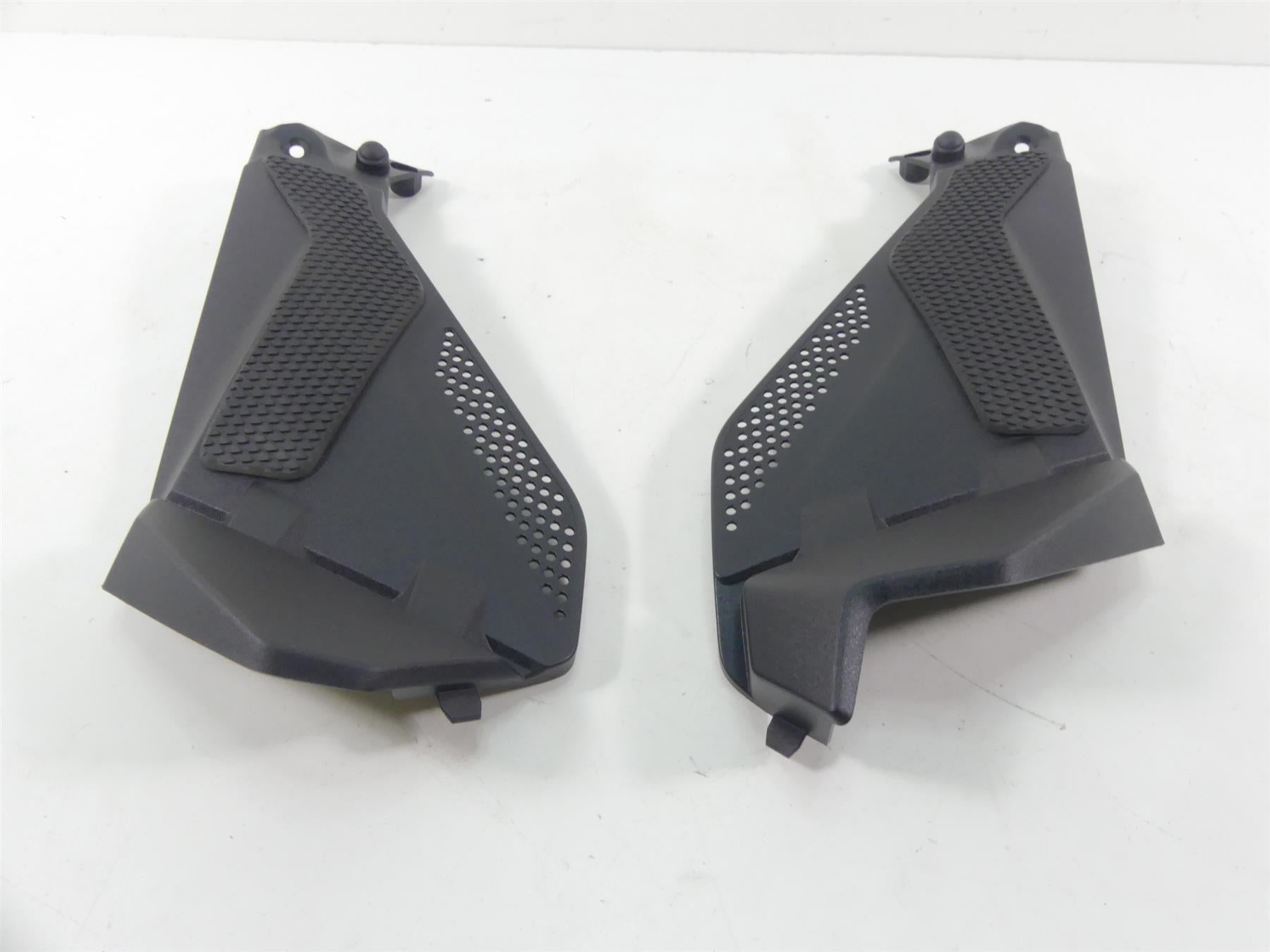2014 BMW R1200GS K50 Left Right Side Between Leg Cover Set 46638528675 {{ shop.shopifyCountryName }} - Mototech271