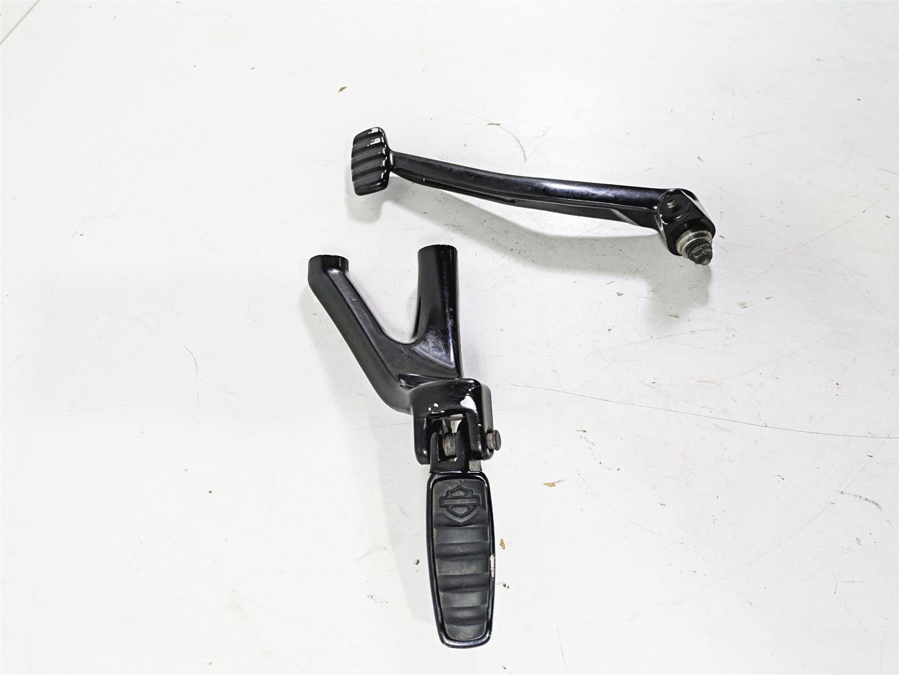2018 Harley Softail FXFBS Fat Bob Right Rider Footpeg & Brake Pedal 50500746 {{ shop.shopifyCountryName }} - Mototech271